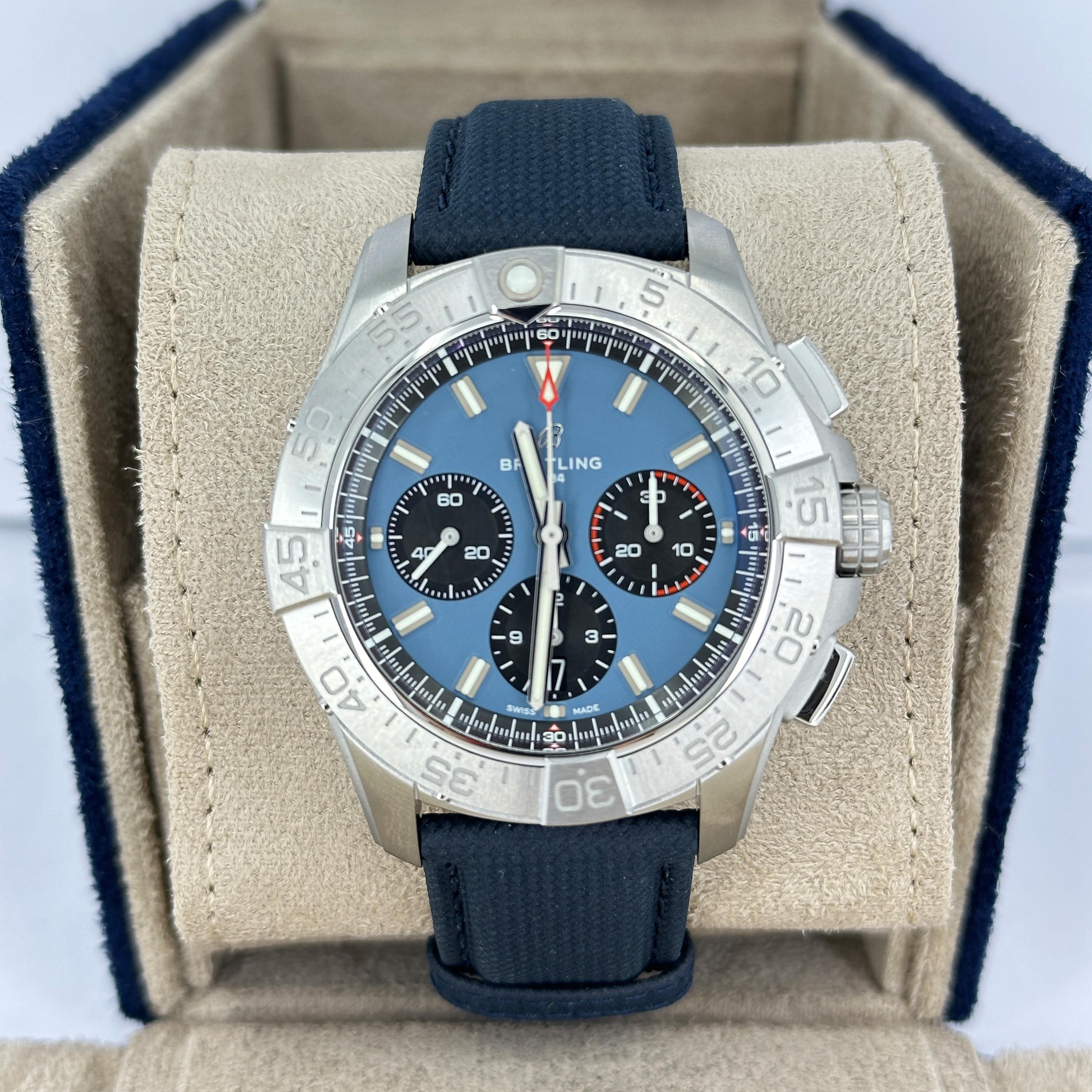 Il Breitling Avenger B01 Chronograph 44 (ref. AB0147101C1X1) incarna lo spirito audace del design ispirato all'aviazione, combinando una robusta durata con una meccanica raffinata. La cassa in acciaio inossidabile da 44 mm ospita un sorprendente
