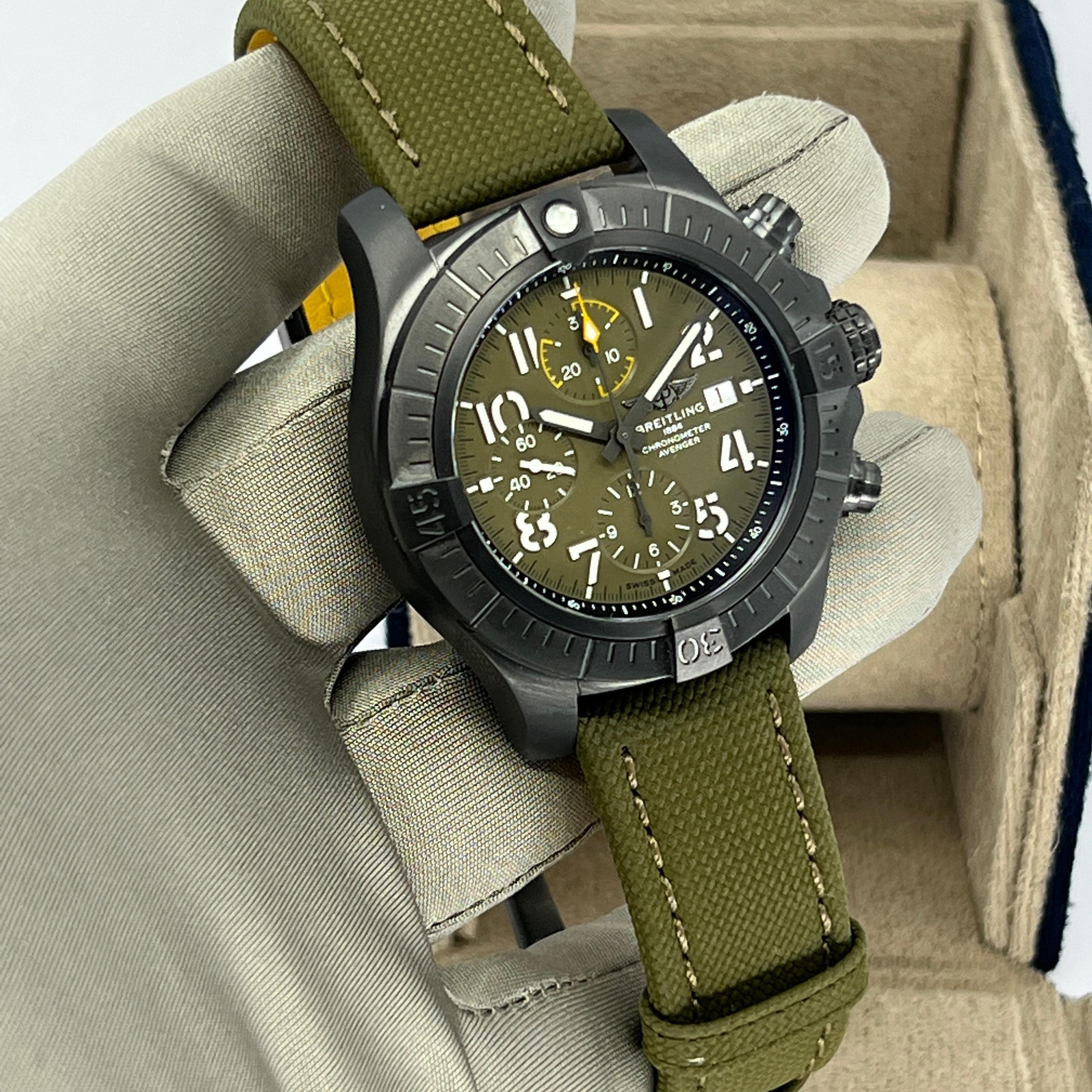 Breitling Avenger non indossato, referenza n. V13317101L1X2, set completo, 2025 in vendita 6
