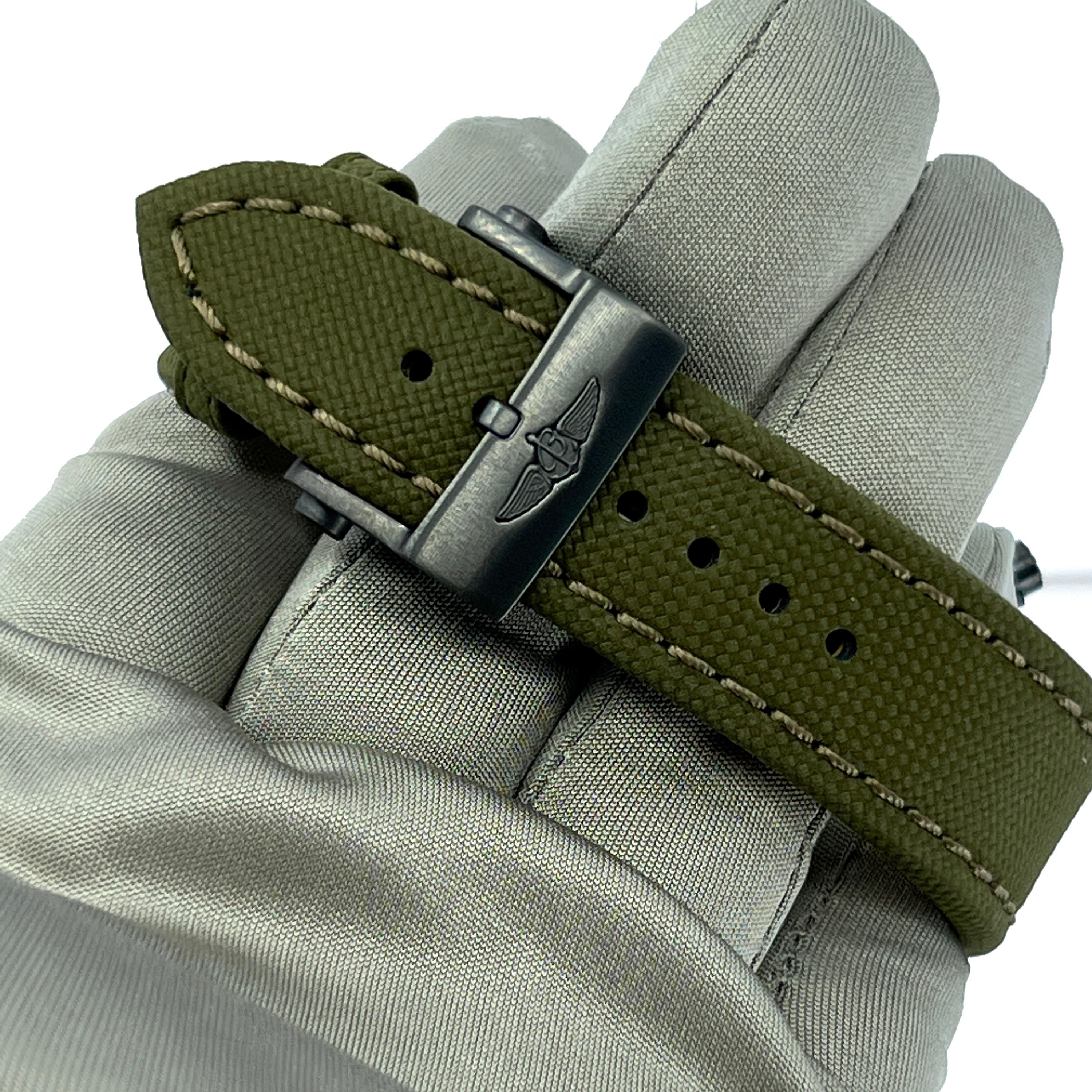 Breitling Avenger non indossato, referenza n. V13317101L1X2, set completo, 2025 in vendita 10