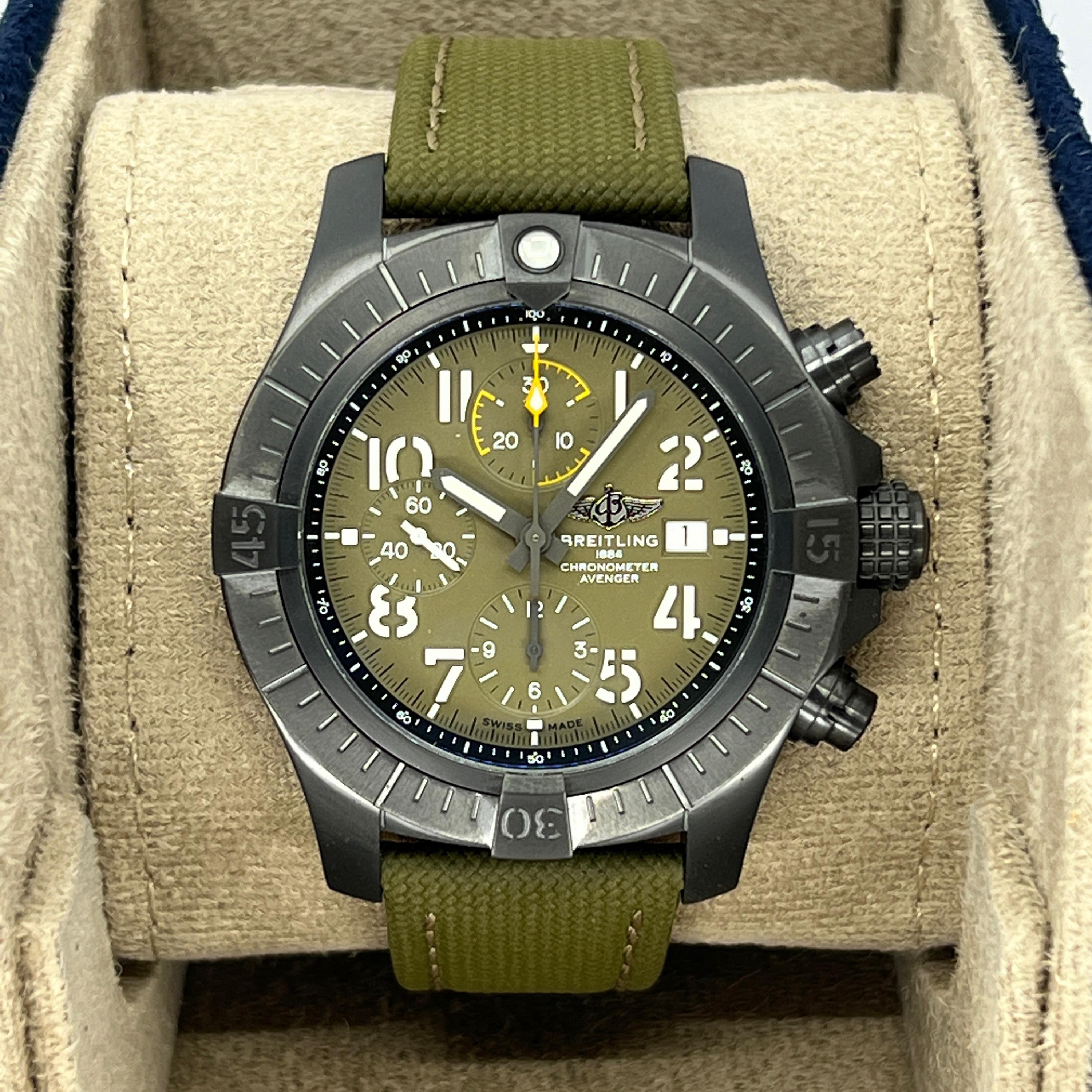 Costruito per prestazioni estreme sotto pressione, il Breitling Avenger Chronograph 45 Night Mission si distingue per la cassa tattica in titanio rivestita in DLC e l'audace quadrante verde kaki: un'estetica robusta e di ispirazione militare