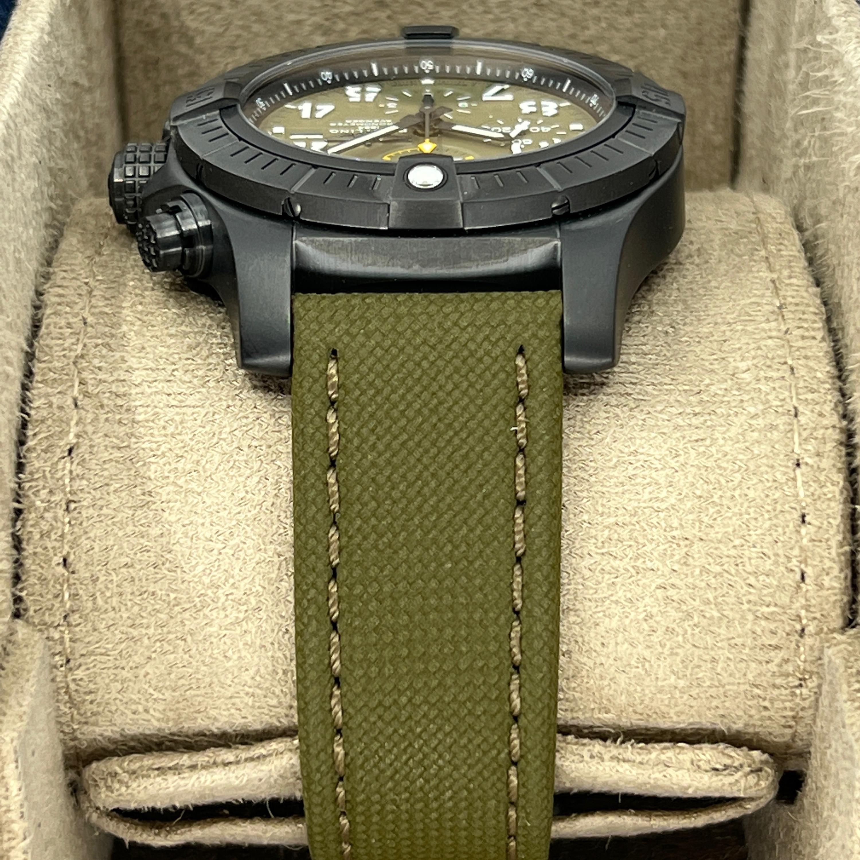 Breitling Avenger non indossato, referenza n. V13317101L1X2, set completo, 2025 in vendita 1