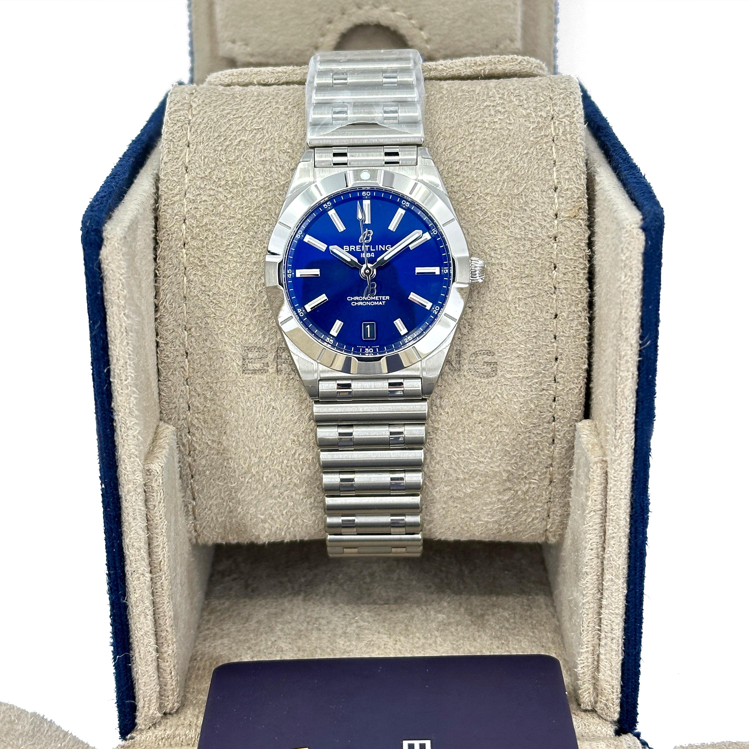 Der Breitling Chronomat 32 (Ref. A77310101C1A1) interpretiert eines der ikonischsten Designs von Breitling in einem raffinierten, kompakten Format neu. Ihr 32-mm-Edelstahlgehäuse beherbergt ein strahlend blaues Zifferblatt mit applizierten Indizes,