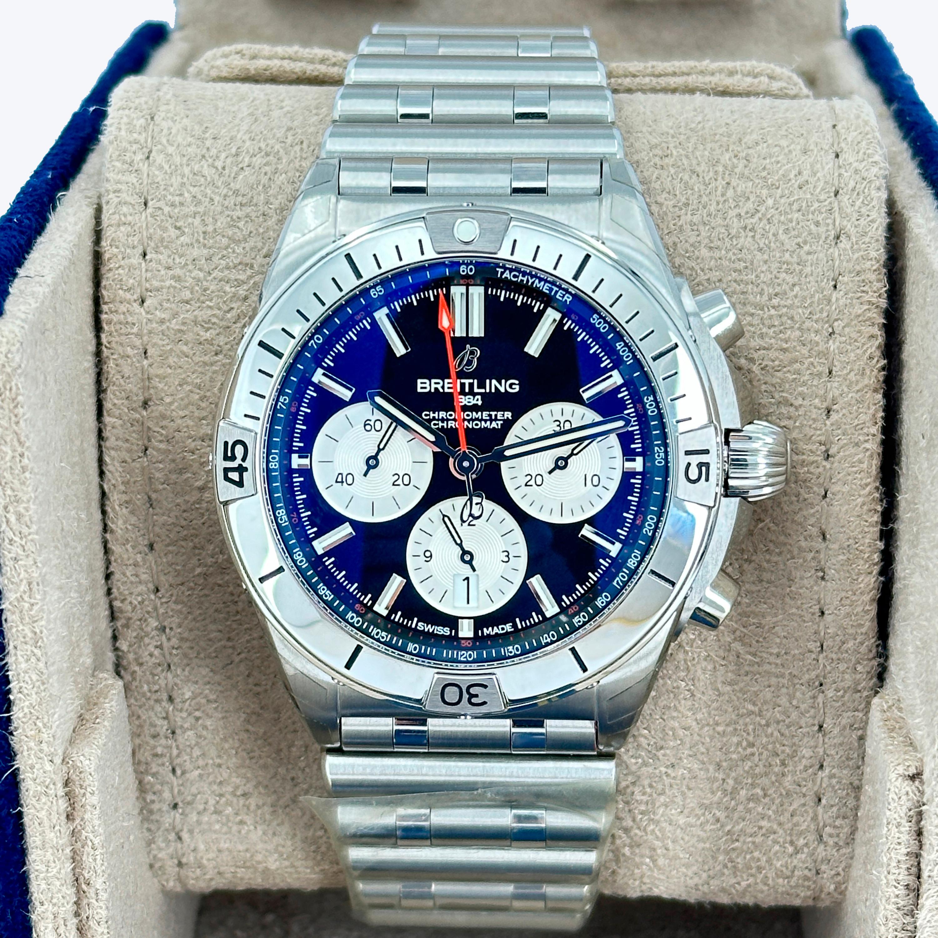 Le Breitling Chronomat B01 42 (réf. AB0134101B1A1) est une réimagination moderne de l'un des chronographes les plus célèbres de Breitling, alliant des détails de design emblématiques à une mécanique de pointe. Son boîtier en acier inoxydable de 42