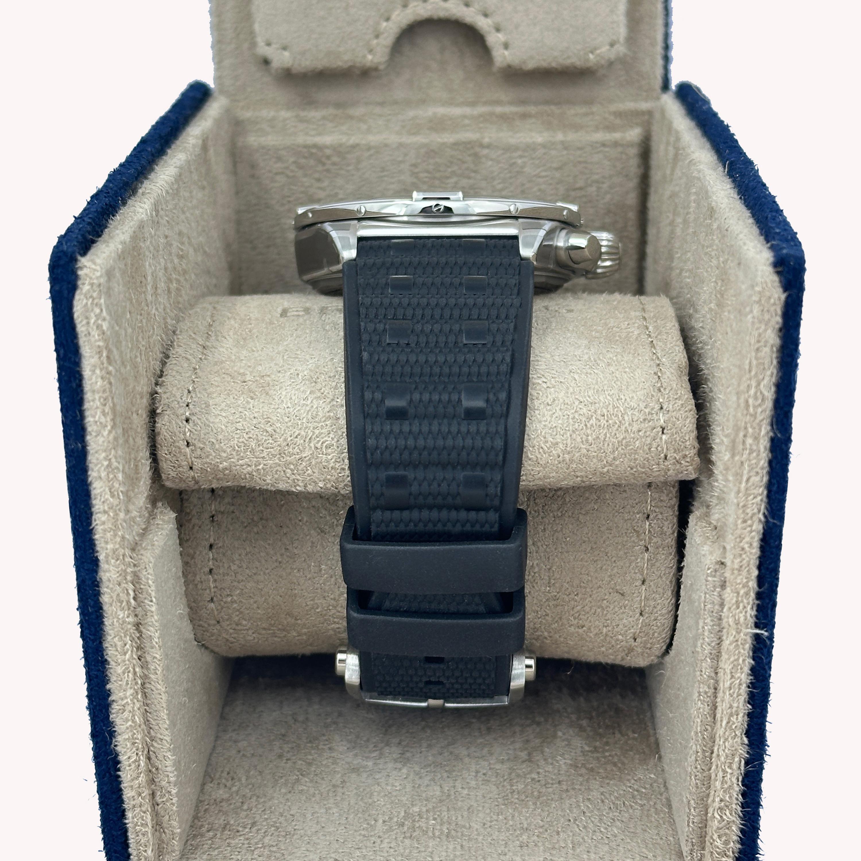 Il Breitling Chronomat B01 42 (rif. AB0134101K1S1) è un cronografo audace e versatile che unisce il design tradizionale alle prestazioni moderne. La cassa in acciaio inossidabile da 42 mm ospita un sorprendente quadrante color rame con contatori