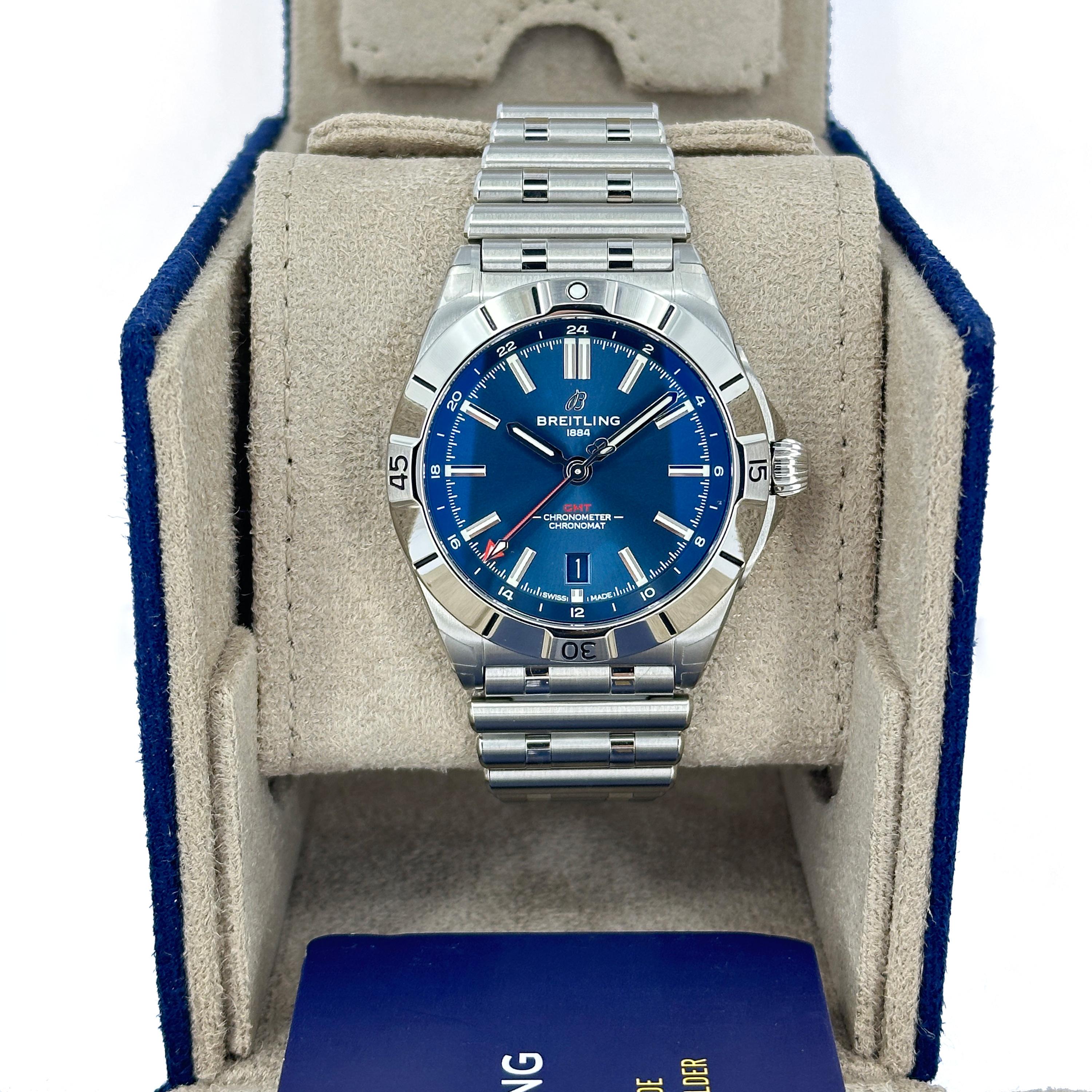 Der Breitling Chronomat Automatic GMT 40 (Ref. A32398101C1A1) ist eine Meisterklasse in funktionaler Eleganz und bietet einen anspruchsvollen Reisebegleiter mit robuster Technik und zeitlosem Stil. Was dieses Modell auszeichnet, ist seine intuitive