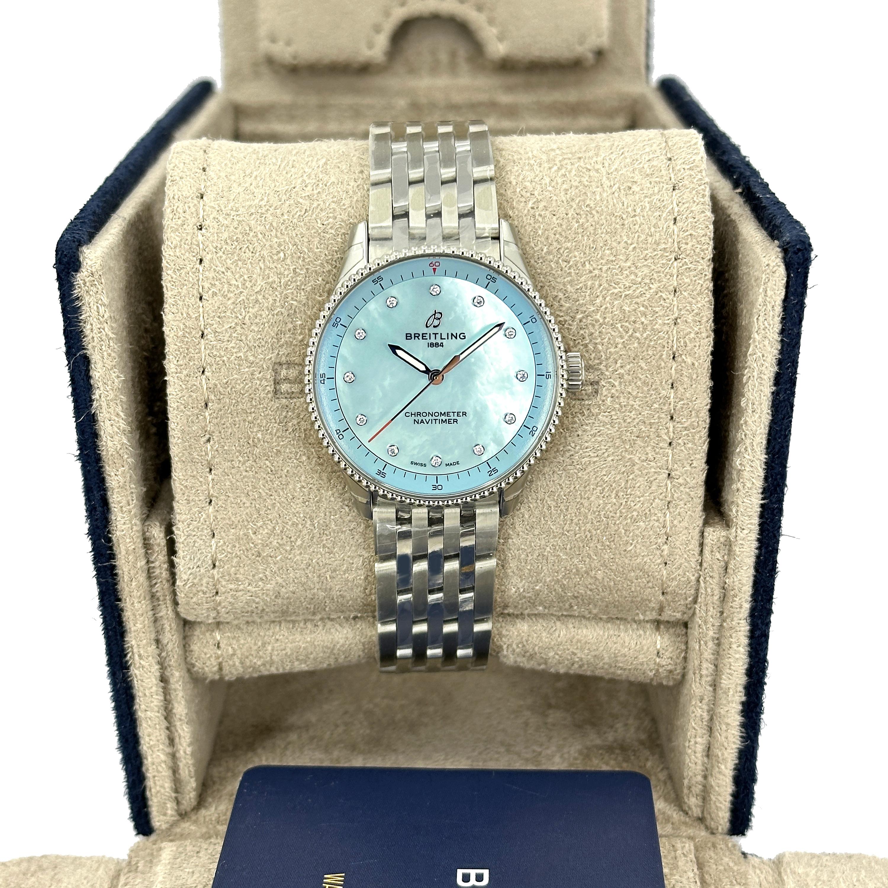 Il Breitling Navitimer 32 (ref. A77320171C1A1) reimmagina l'orologio da pilota più iconico del marchio in un formato elegante e compatto. La cassa in acciaio inossidabile da 32 mm ospita un luminoso quadrante in madreperla blu, evidenziato da dodici