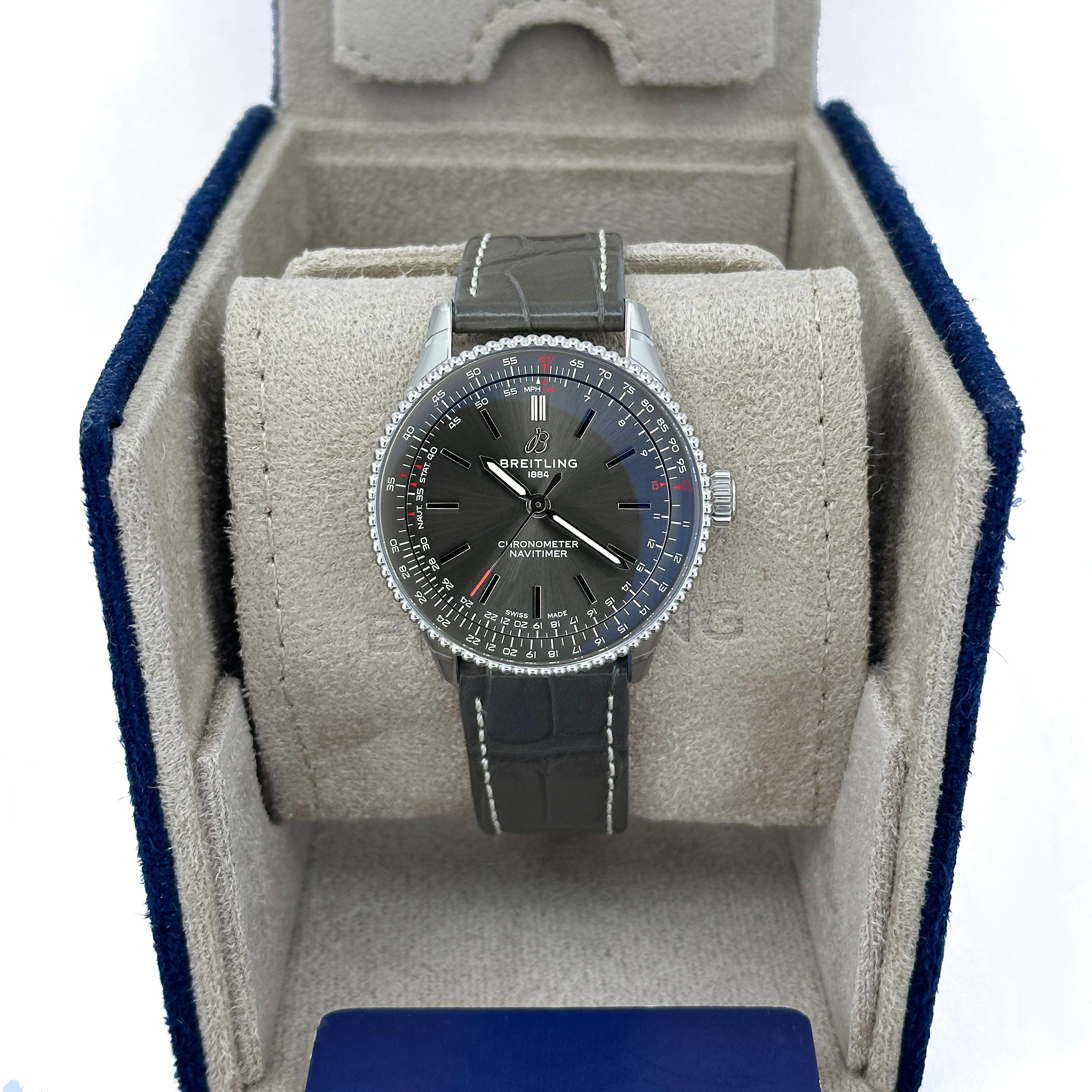 Il Breitling Navitimer Automatic 36 (ref. A17327381B1P1) reimmagina uno dei design più iconici del marchio in un formato raffinato e compatto. Questo orologio, racchiuso in una cassa in acciaio inossidabile da 36 mm, conserva la leggendaria lunetta