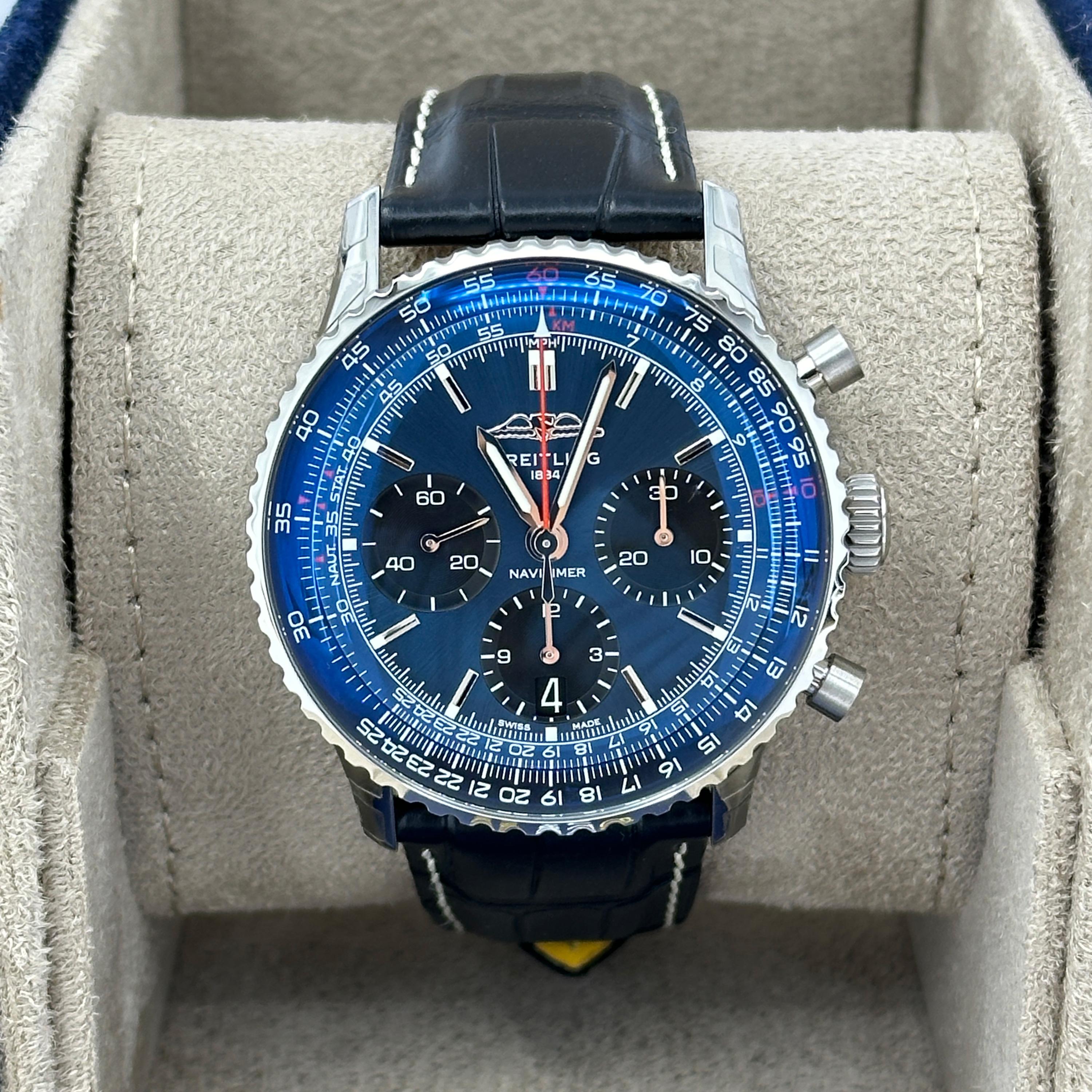 Il Breitling Navitimer B01 Chronograph 41 (ref. AB0139241C1P1) cattura l'essenza della storia dell'aviazione in un formato raffinato e indossabile di 41 mm. Il suo ricco quadrante blu con effetto sunburst è impreziosito da contatori neri a