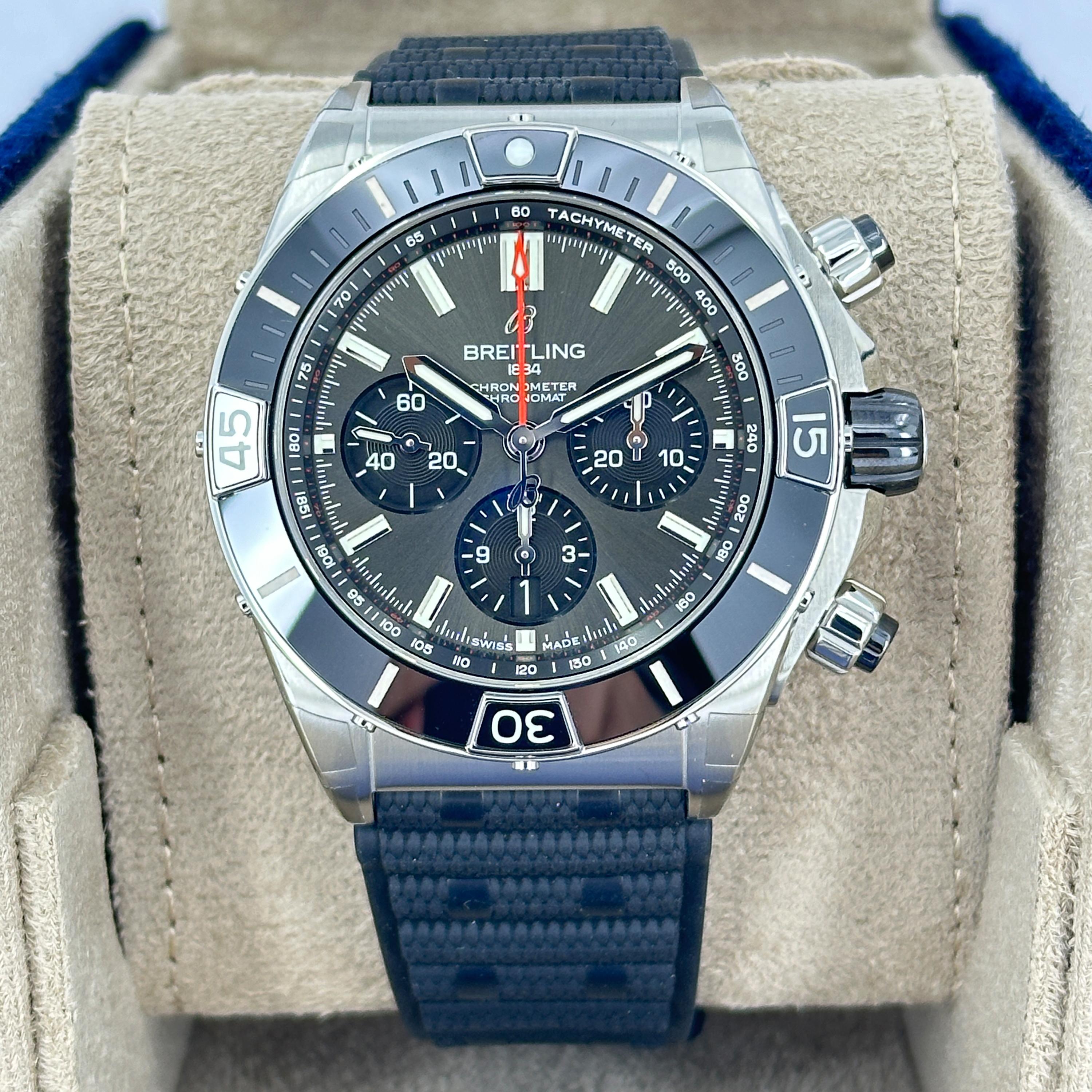 Il Breitling Super Chronomat B01 44 (rif. AB0136251B2S1) è un cronografo audace e versatile progettato per chi esige prestazioni e presenza. La cassa in acciaio inossidabile da 44 mm è abbinata a un quadrante antracite, a contatori cronografici neri
