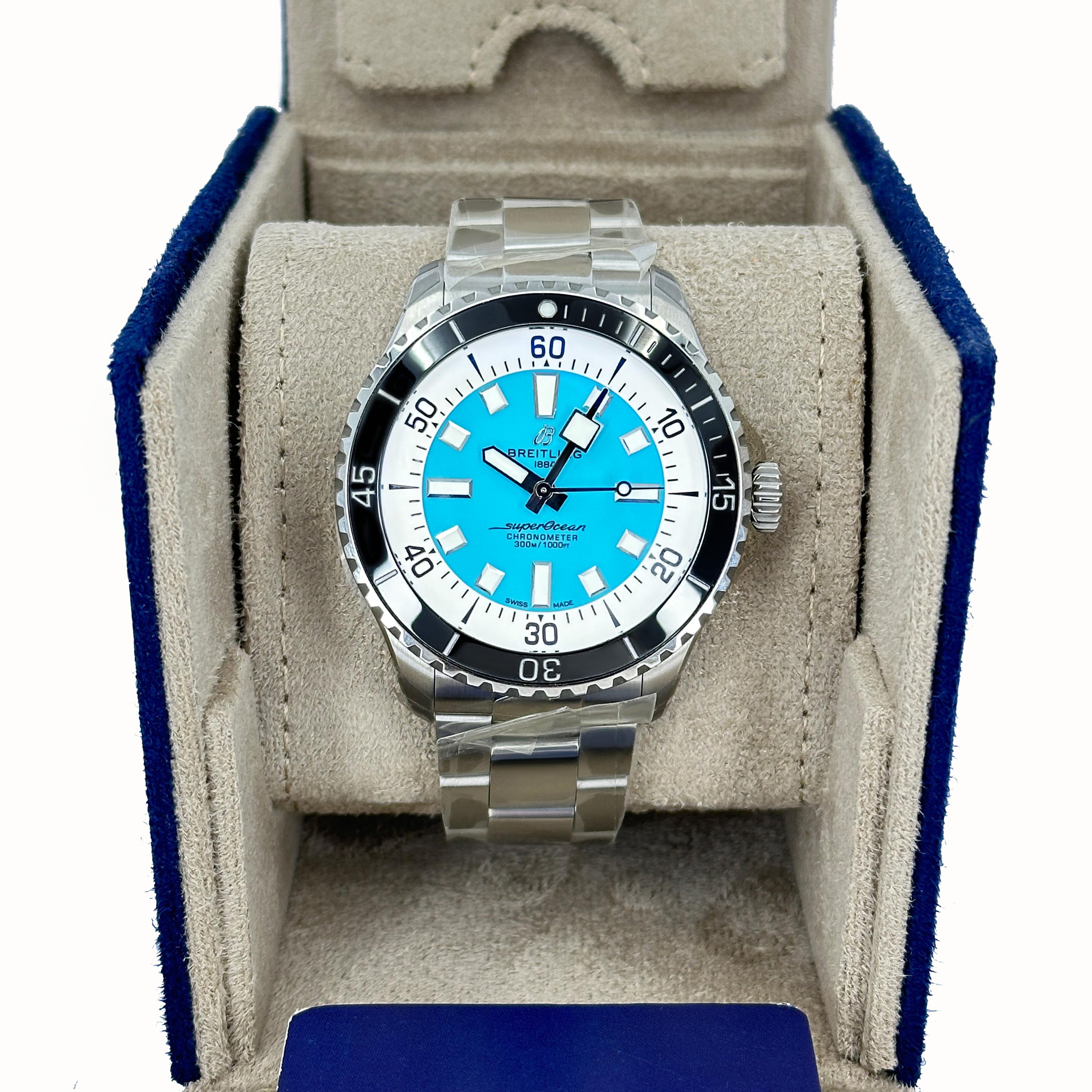 La Breitling Superocean Automatic 44 (Réf. A17376211L2A1) est une montre de plongée saisissante qui allie des performances de niveau professionnel à un style audacieux et contemporain. Sa caractéristique principale est le cadran turquoise vif -
