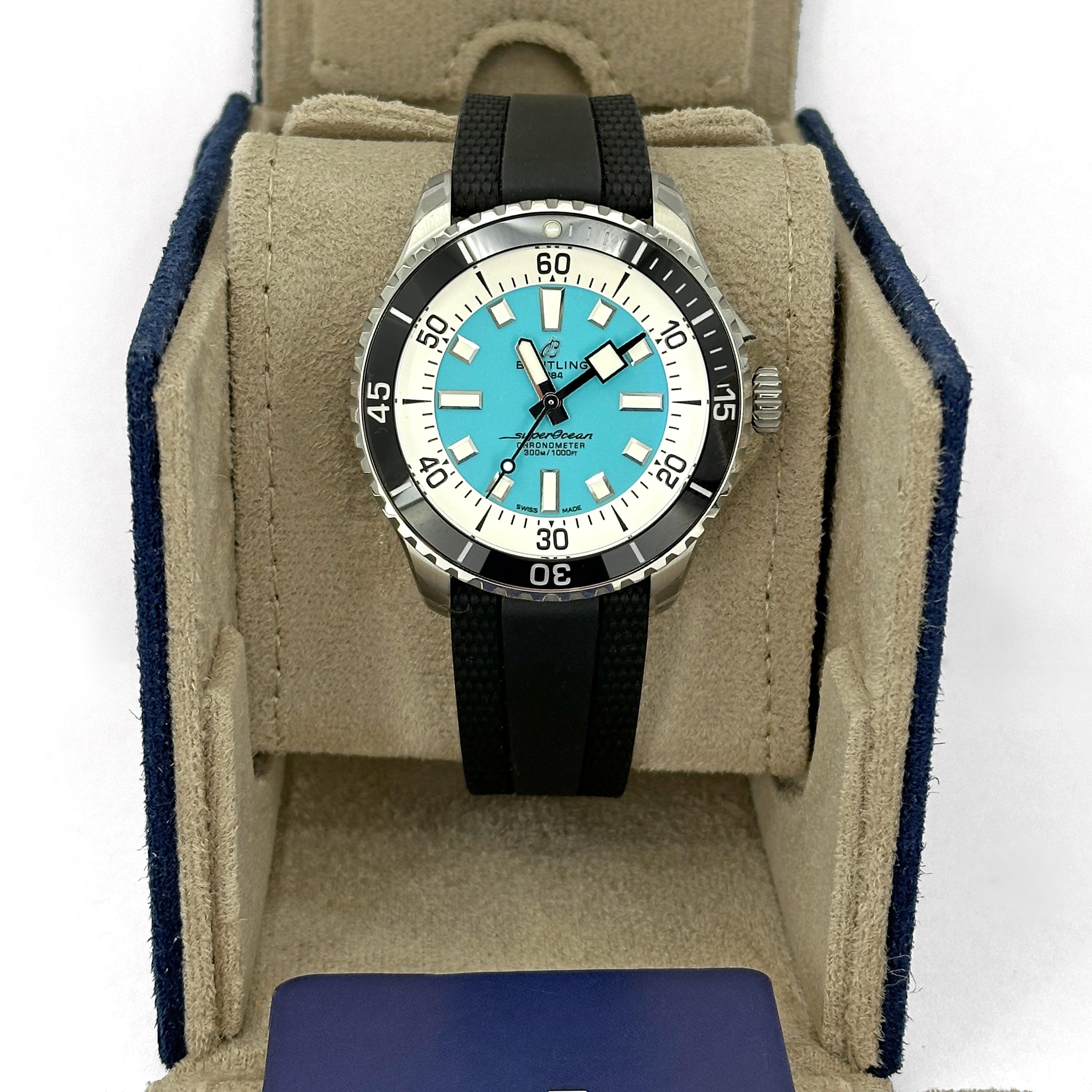 Audacieuse et conçue pour l'aventure, la Breitling Superocean Automatic 44 (Réf. A17376211L2S1) est une montre de plongée exceptionnelle qui allie une esthétique remarquable à des performances techniques sérieuses. Dotée d'un cadran turquoise