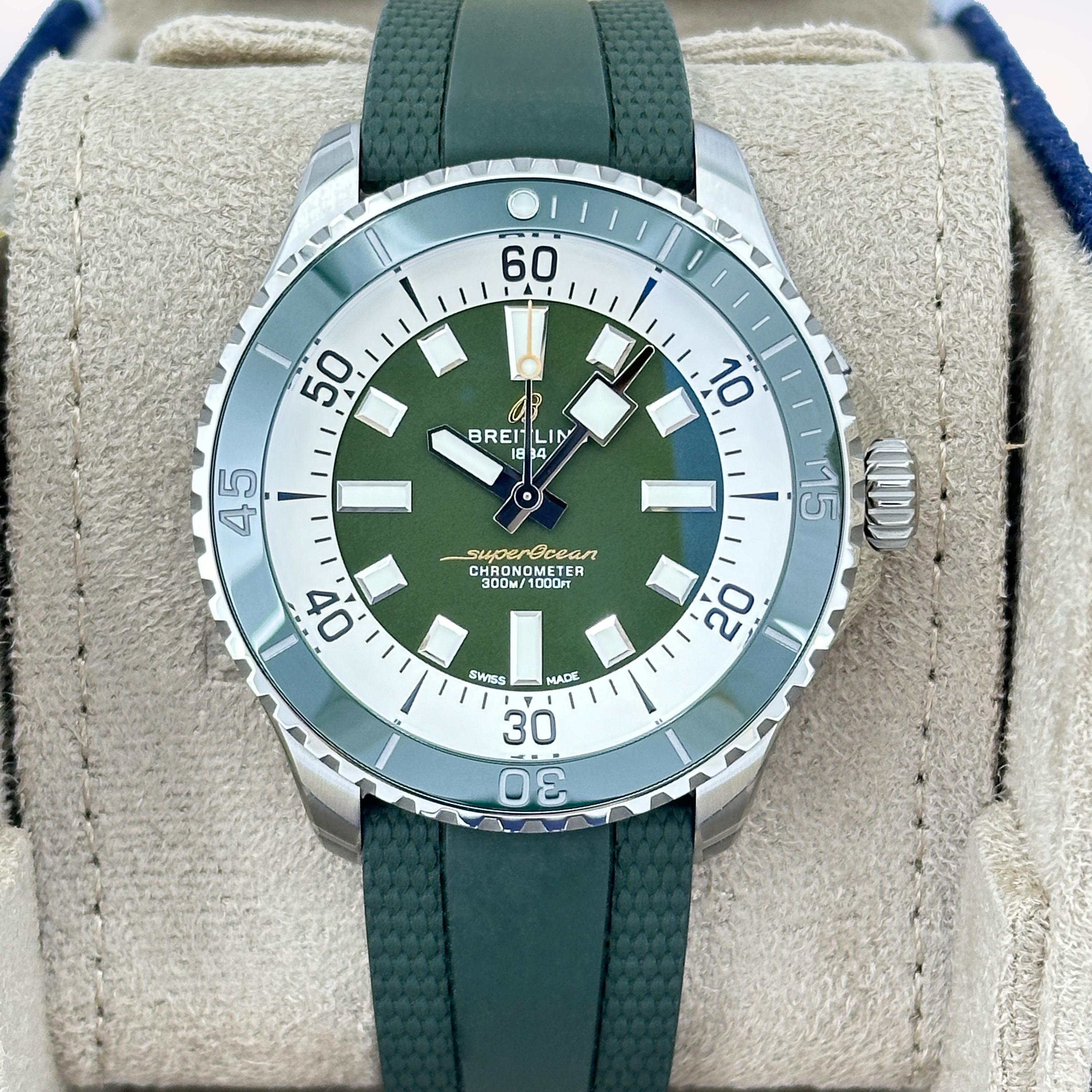 La Breitling Superocean Automatic 44 (Réf. A17376A31L1S1) est une montre de plongée audacieuse et performante qui allie ingénierie moderne et style d'inspiration vintage. Dotée d'un riche cadran vert et d'une lunette unidirectionnelle en céramique