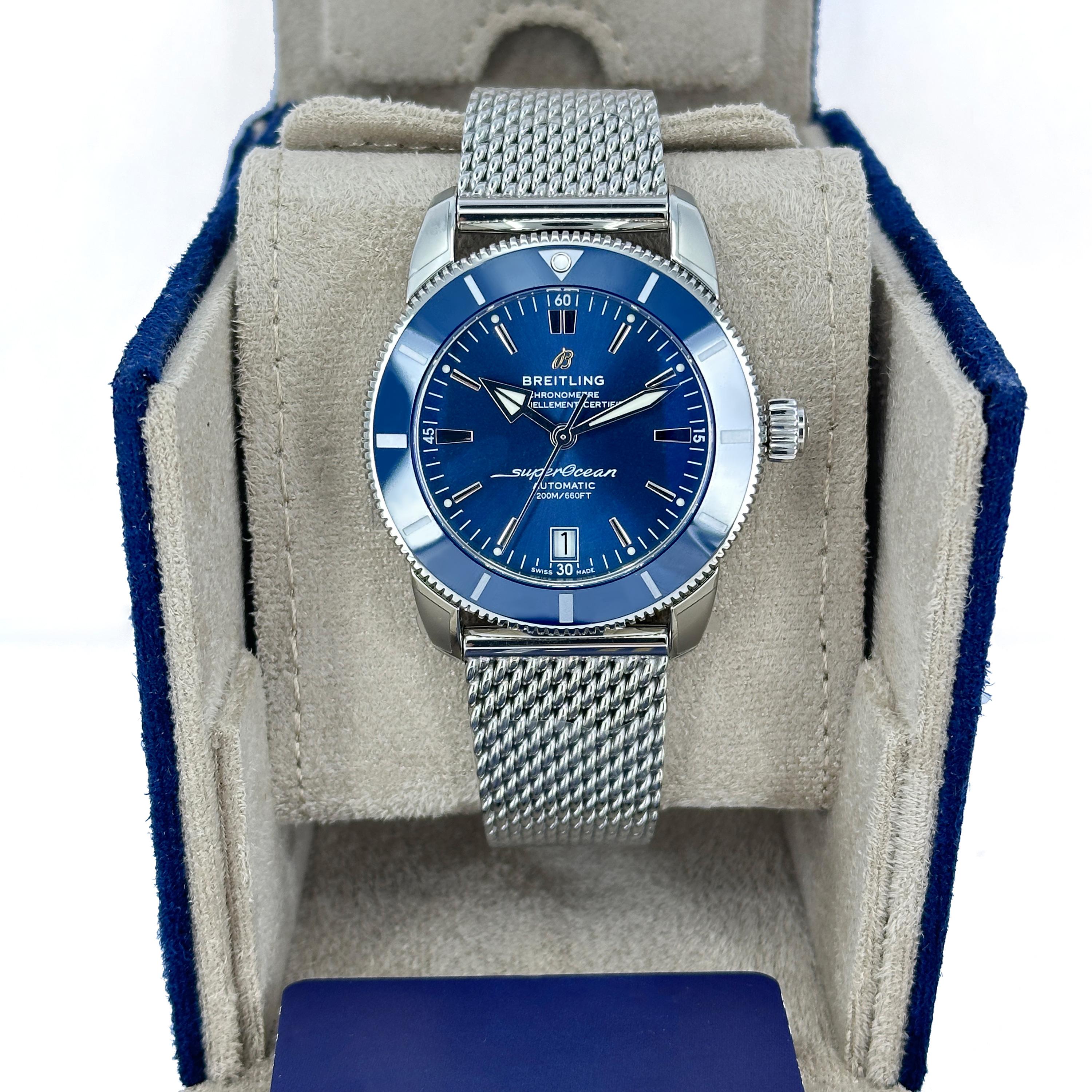 Il Breitling Superocean Heritage II B20 Automatic 42 (ref. AB2010161C1A1) è una sofisticata rivisitazione di un classico orologio subacqueo degli anni '50, che combina l'estetica vintage con materiali e ingegneria all'avanguardia. Questo segnatempo