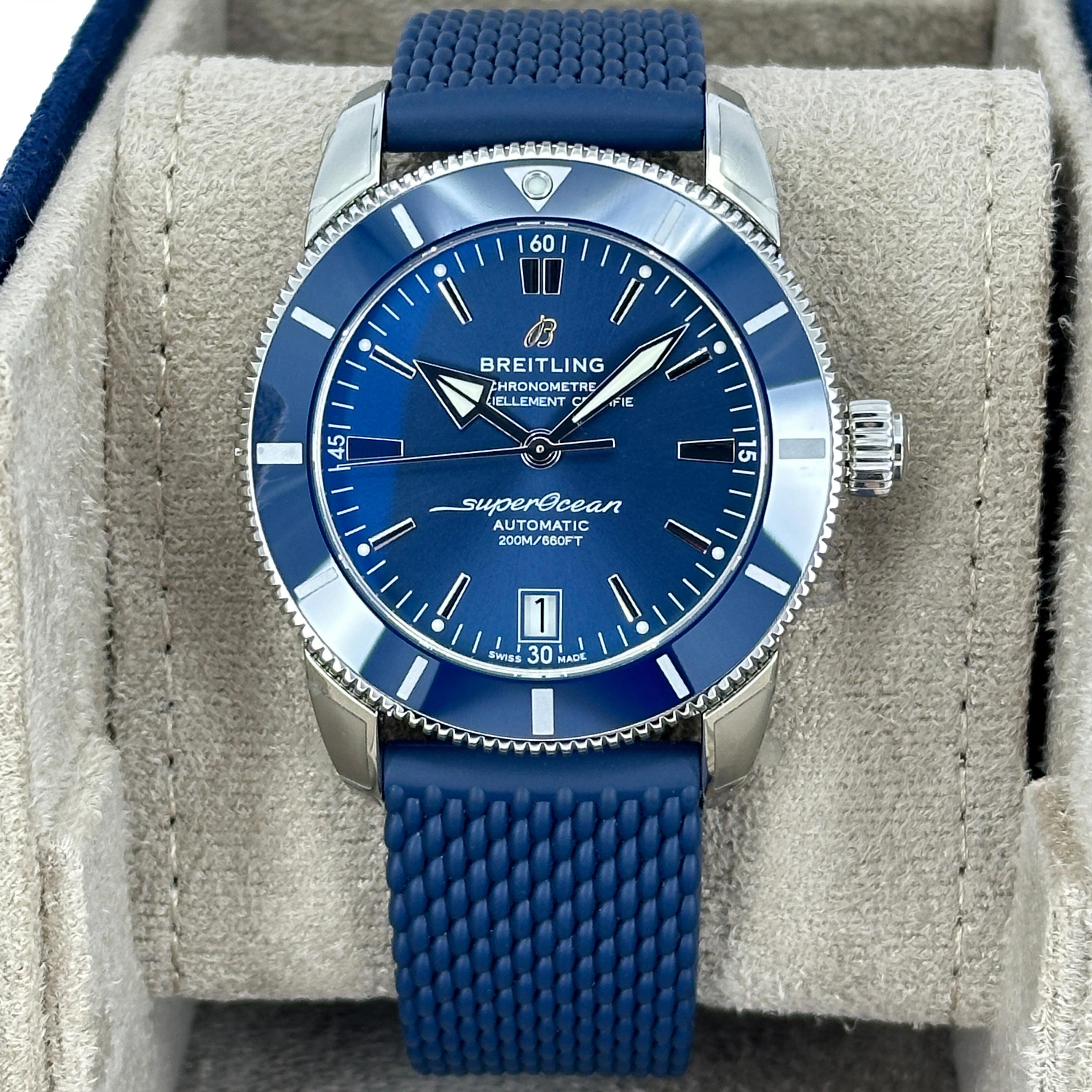 La Breitling Superocean Heritage II B20 Automatic 42 (réf. AB2010161C1S1) est un mélange magistral de design d'inspiration vintage et d'ingénierie moderne. Doté d'un boîtier en acier inoxydable de 42 mm et d'un cadran bleu soleil saisissant, ce