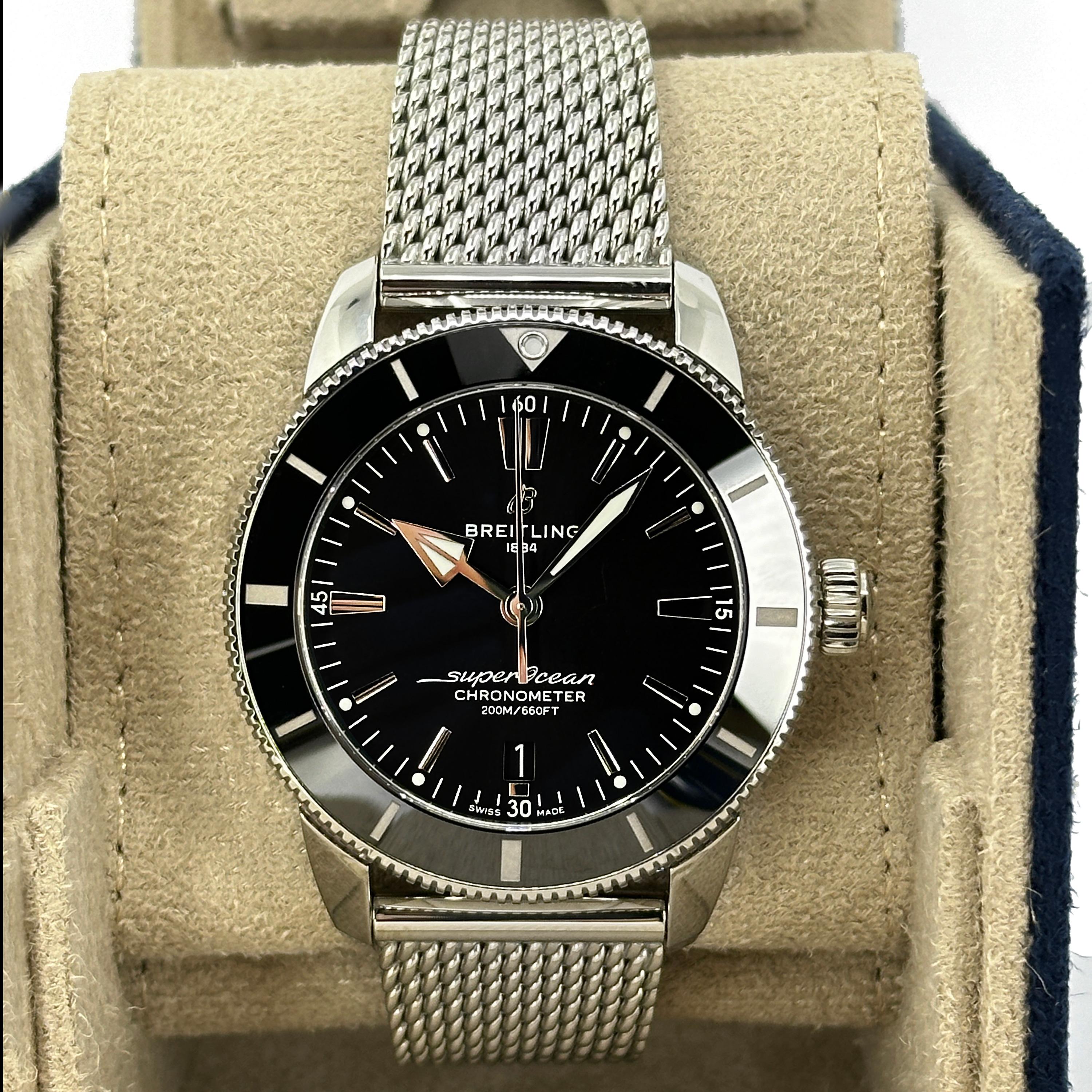 Il Superocean Heritage B20 Automatic 44 è un moderno tributo al leggendario orologio subacqueo Breitling del 1957. La cassa in acciaio inossidabile da 44 mm, abbinata a una lunetta unidirezionale in ceramica nera, offre un fascino vintage e una