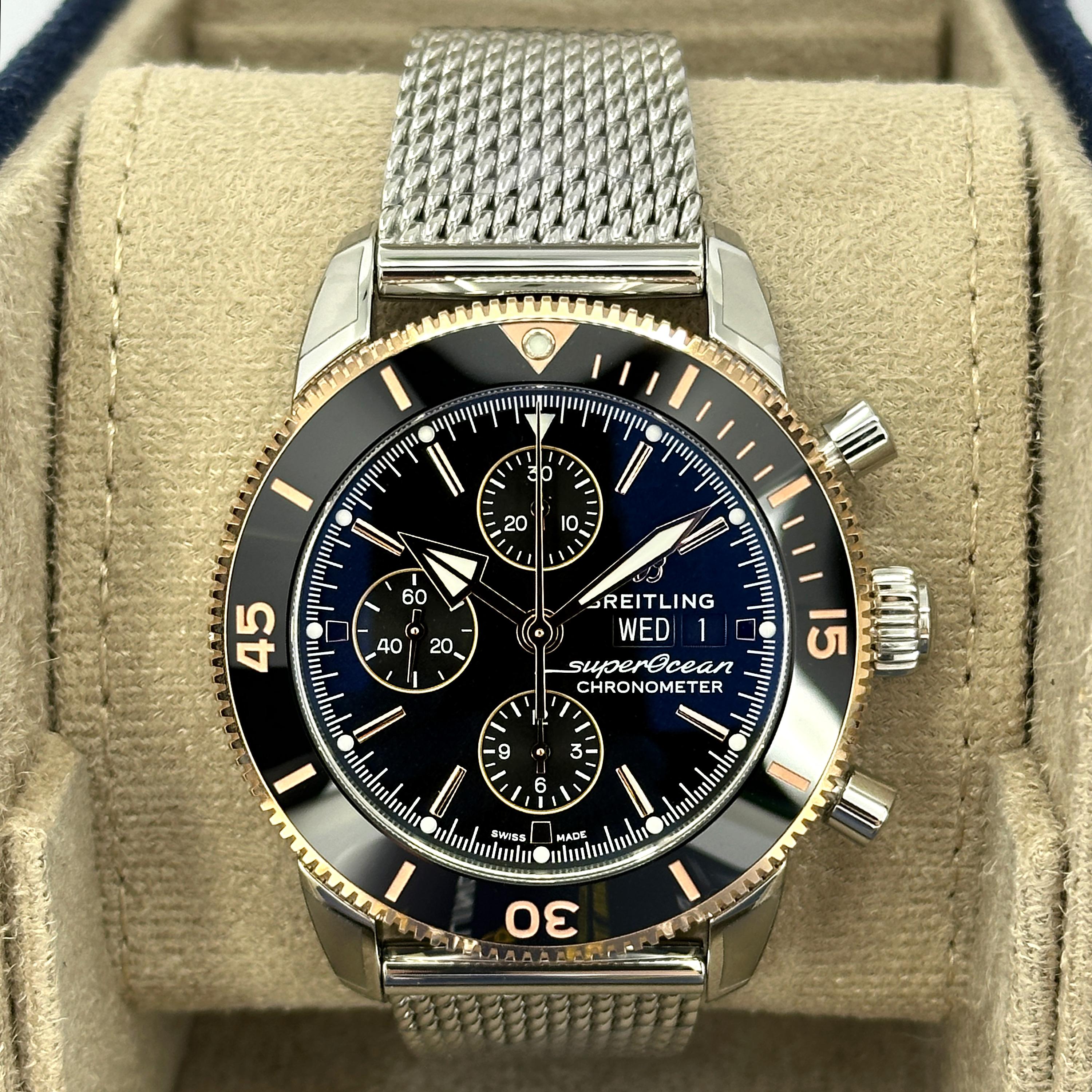 Il Superocean Heritage II Chronograph 44 incarna il perfetto connubio tra il design di ispirazione vintage e la moderna tecnologia orologiera di Breitling. La cassa in acciaio inossidabile abbinata a una lunetta in oro rosso 18 carati e a un inserto
