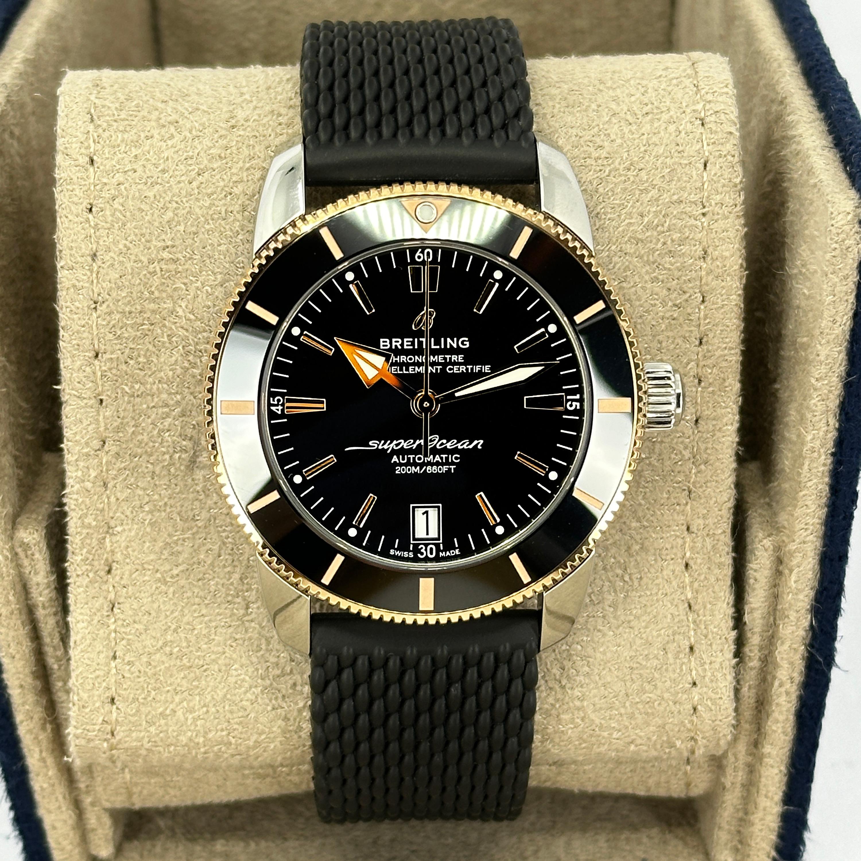 Un'irresistibile fusione di charme vintage e precisione contemporanea: il Breitling Superocean Heritage 42 (ref. UB2010121B1S1) trasuda raffinatezza e versatilità. La sua sorprendente struttura bicolore - acciaio inossidabile lucidato abbinato a una