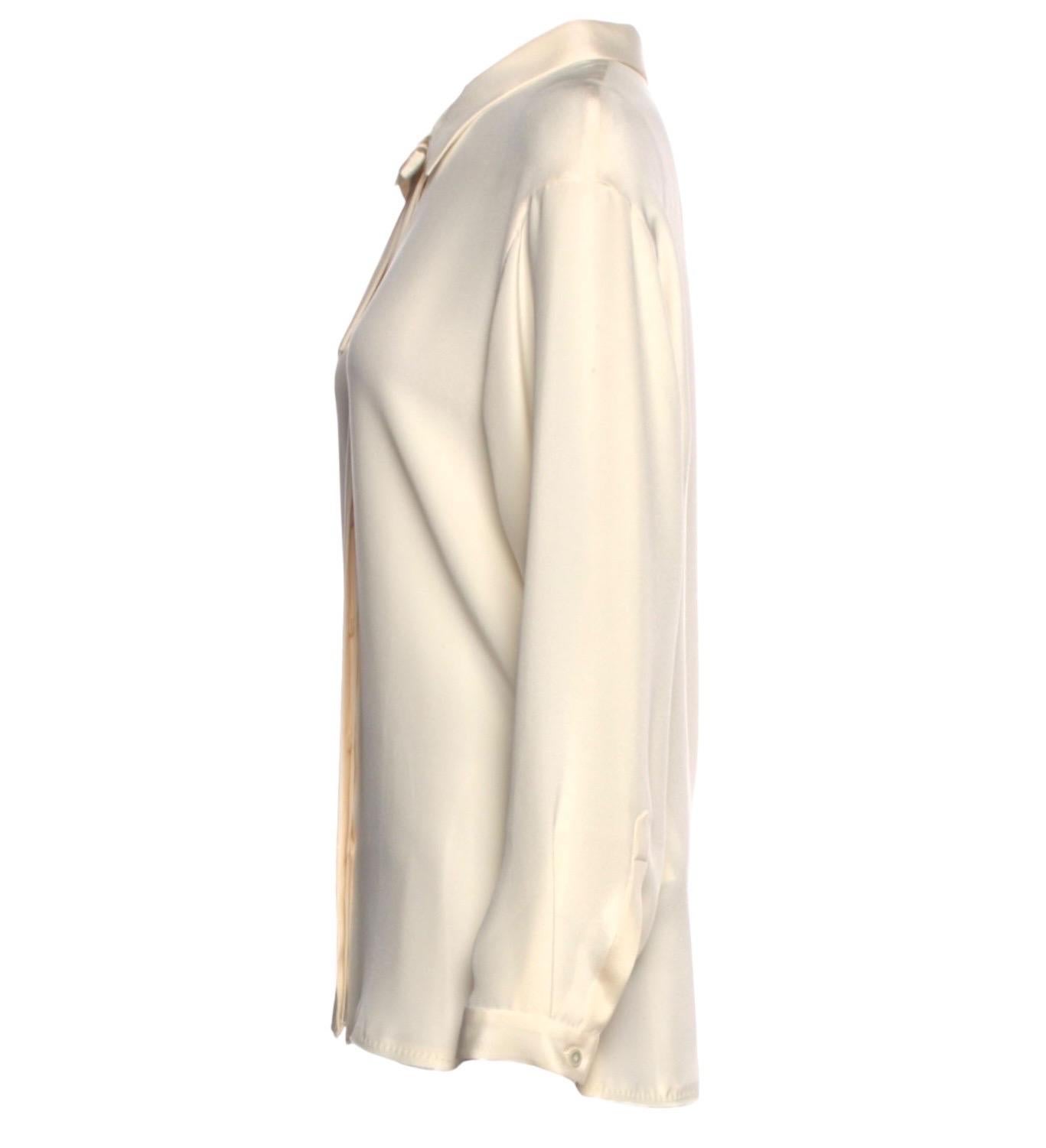 A BRIONI signature item that will last you for many years
Wonderful silk blouse
So versatile, wear it with jeans, a skirt, a leggings
Hand-crafted by Brioni's finest tailors
Detailled hand-stitching, frayed style
MOP buttons
Fully lined
Bowtie