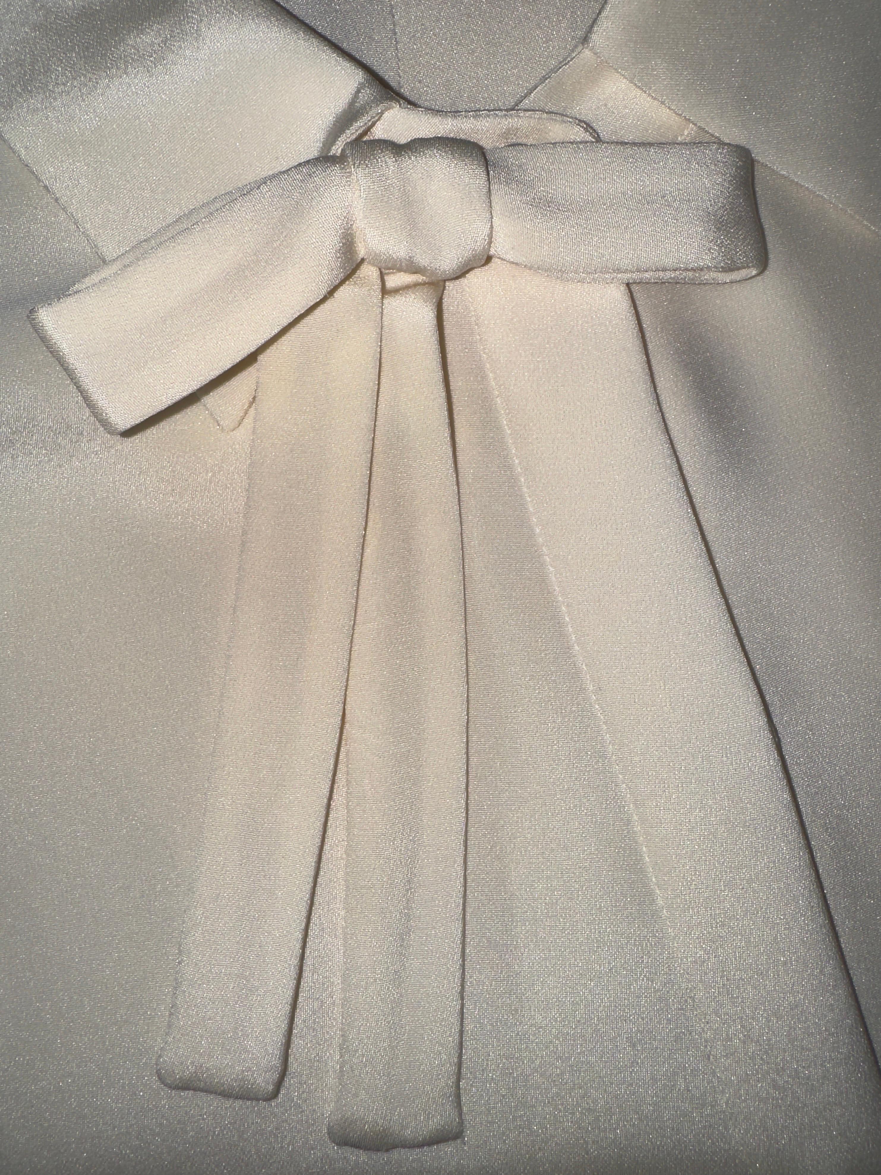 UNWORN Brioni Cream Silk Blouse with Bow Tie 42 In Good Condition For Sale In Switzerland, CH