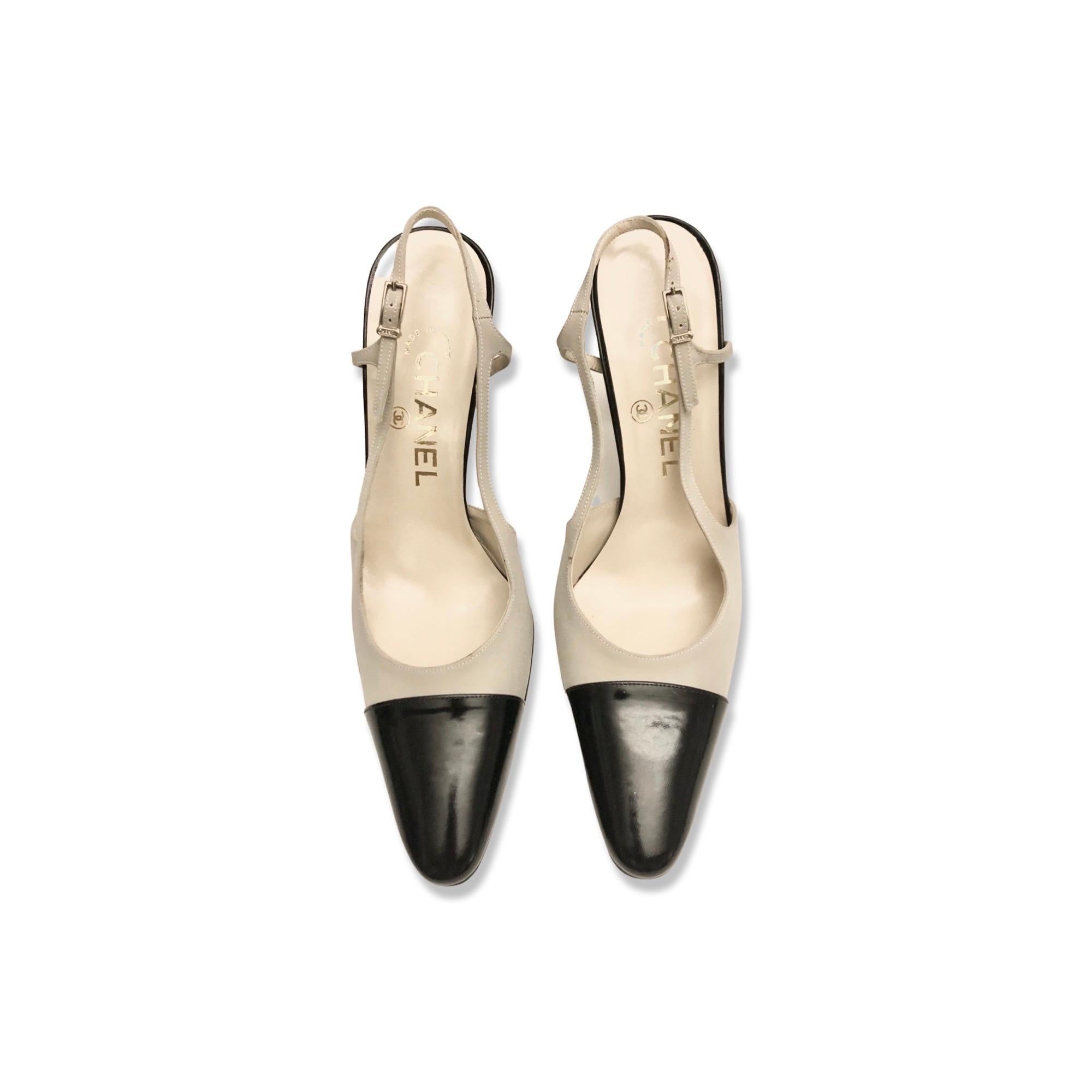 - Unworn vintage 90s Chanel bi-toned grey fabric and black patent sling back strap heels 

-Size 38.

