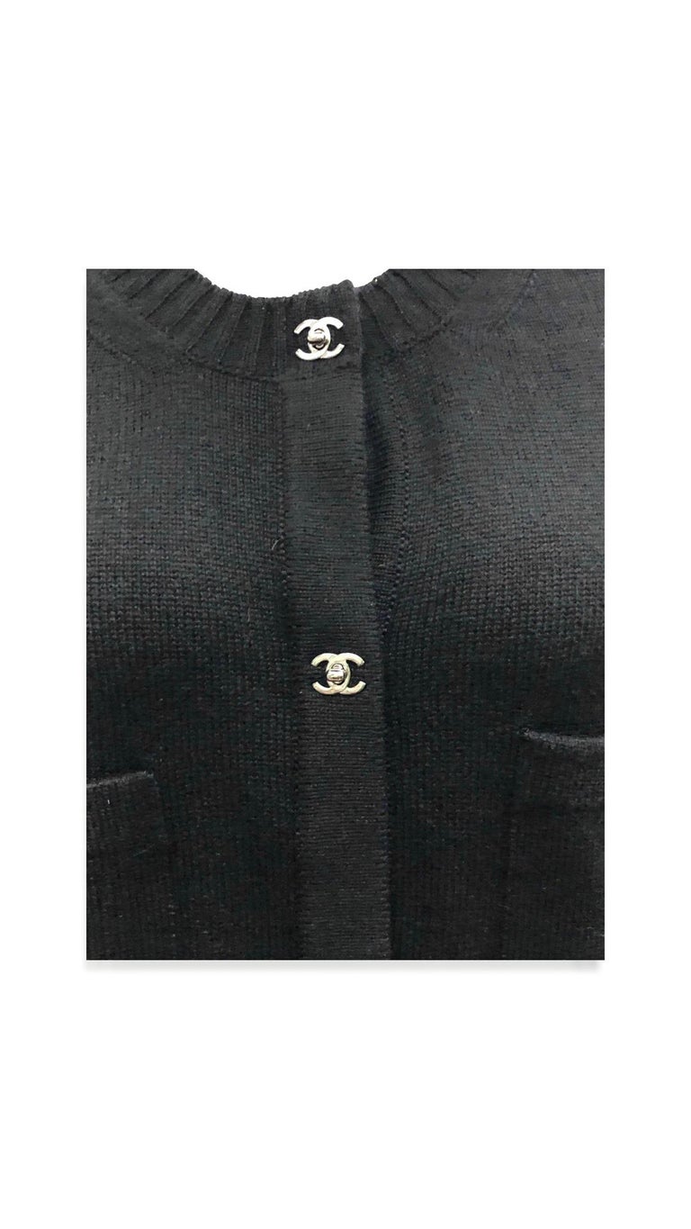 Unworn Chanel Black Cashmere Long Cardigan Sweater in Silver CC Turn-Lock In New Condition For Sale In Sheung Wan, HK