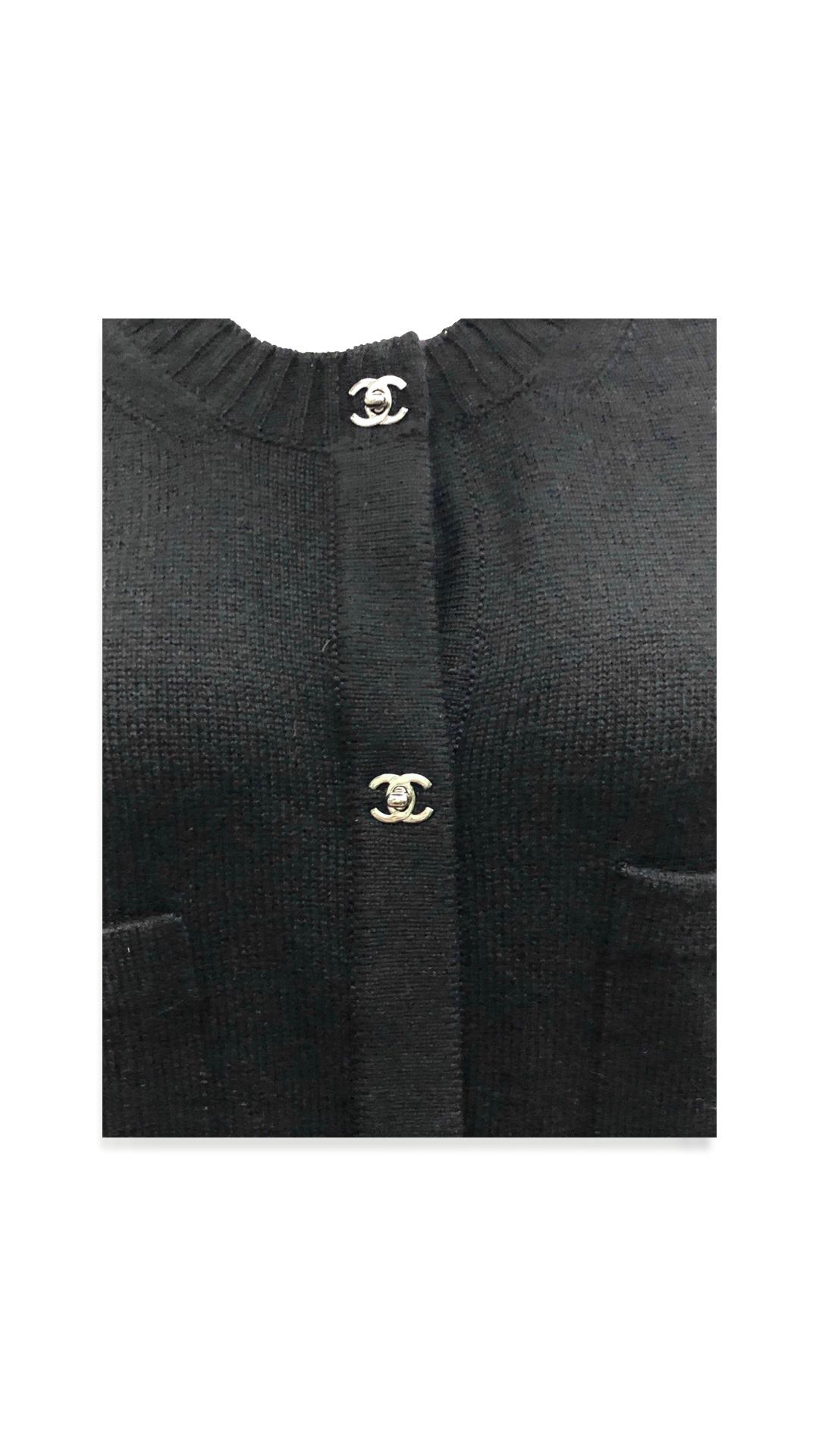 Unworn Chanel Black Cashmere Long Cardigan Sweater in Silver CC Turn-Lock  In New Condition In Sheung Wan, HK