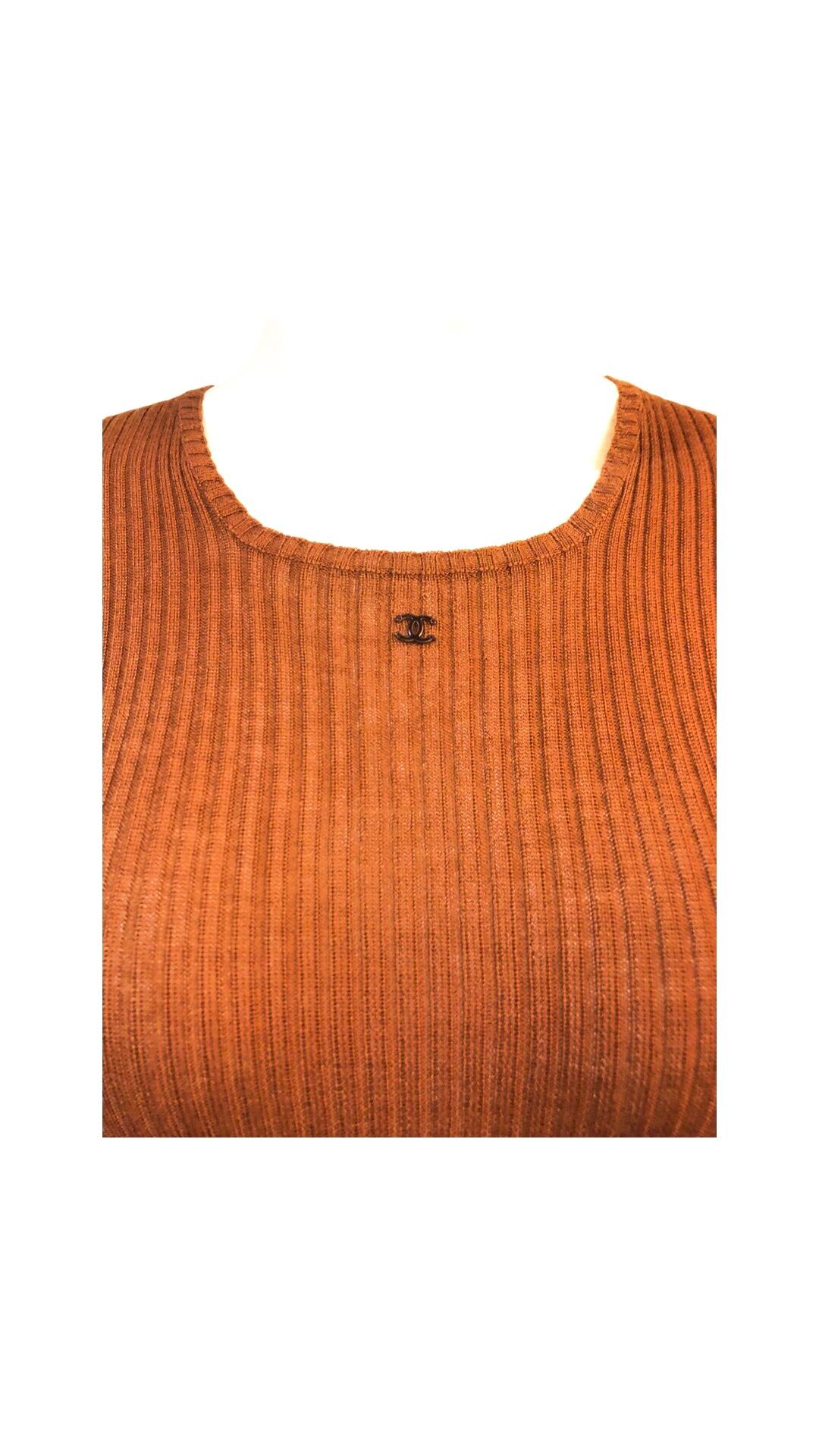 - Unworn Chanel brown cashmere and silk short sleeves top from A/W 1998 collection.

- CC metal logo.

- Size 40. 

