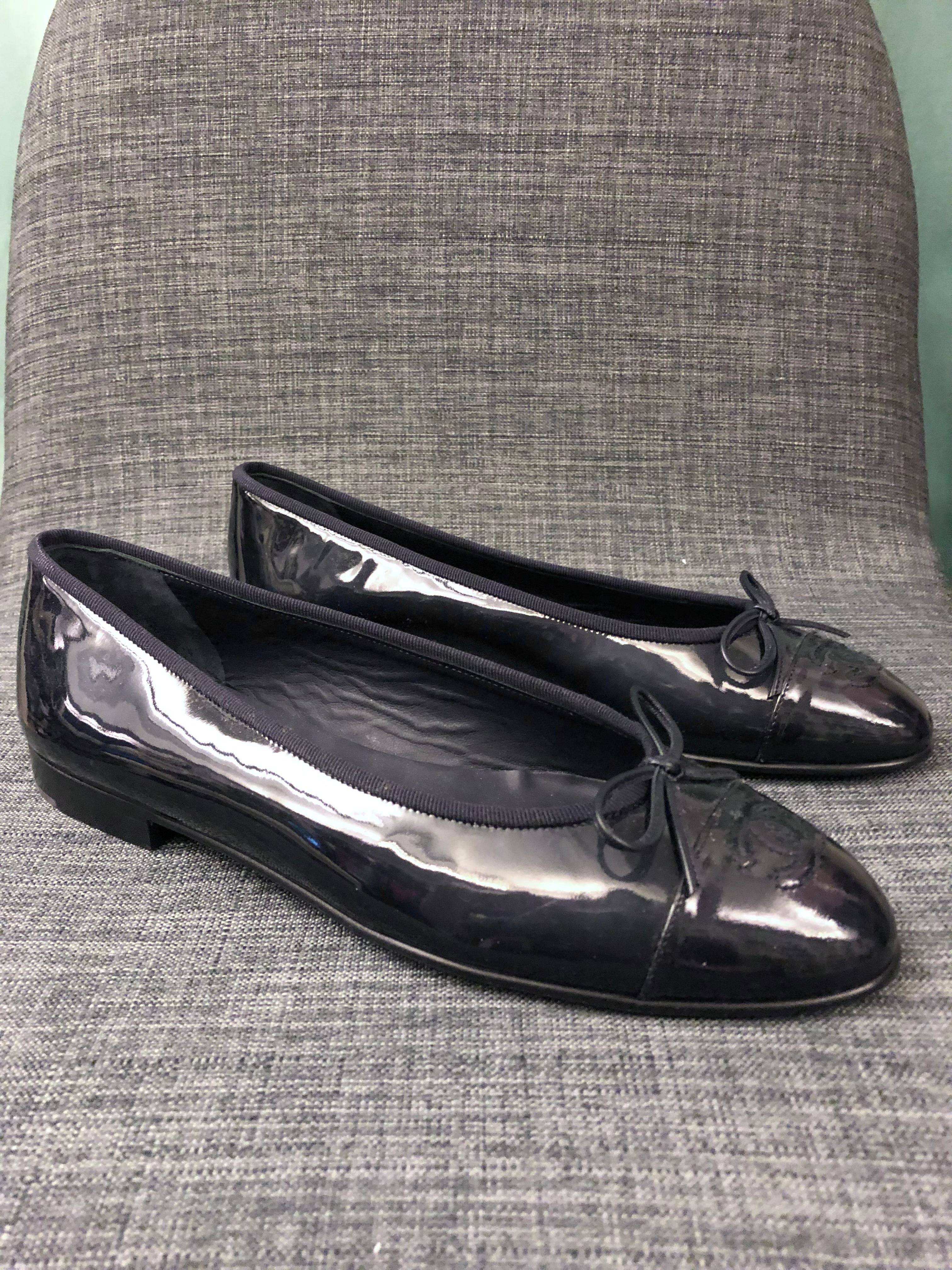 - Unworn Chanel CC ballerina flats in navy patent leather. 

- Size 39. 

