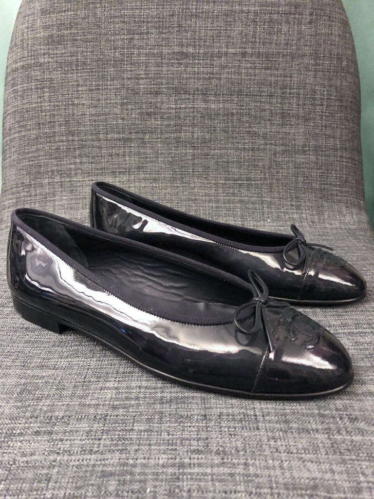 - Unworn Chanel CC ballerina flats in navy patent leather. 

- Size 39. 

