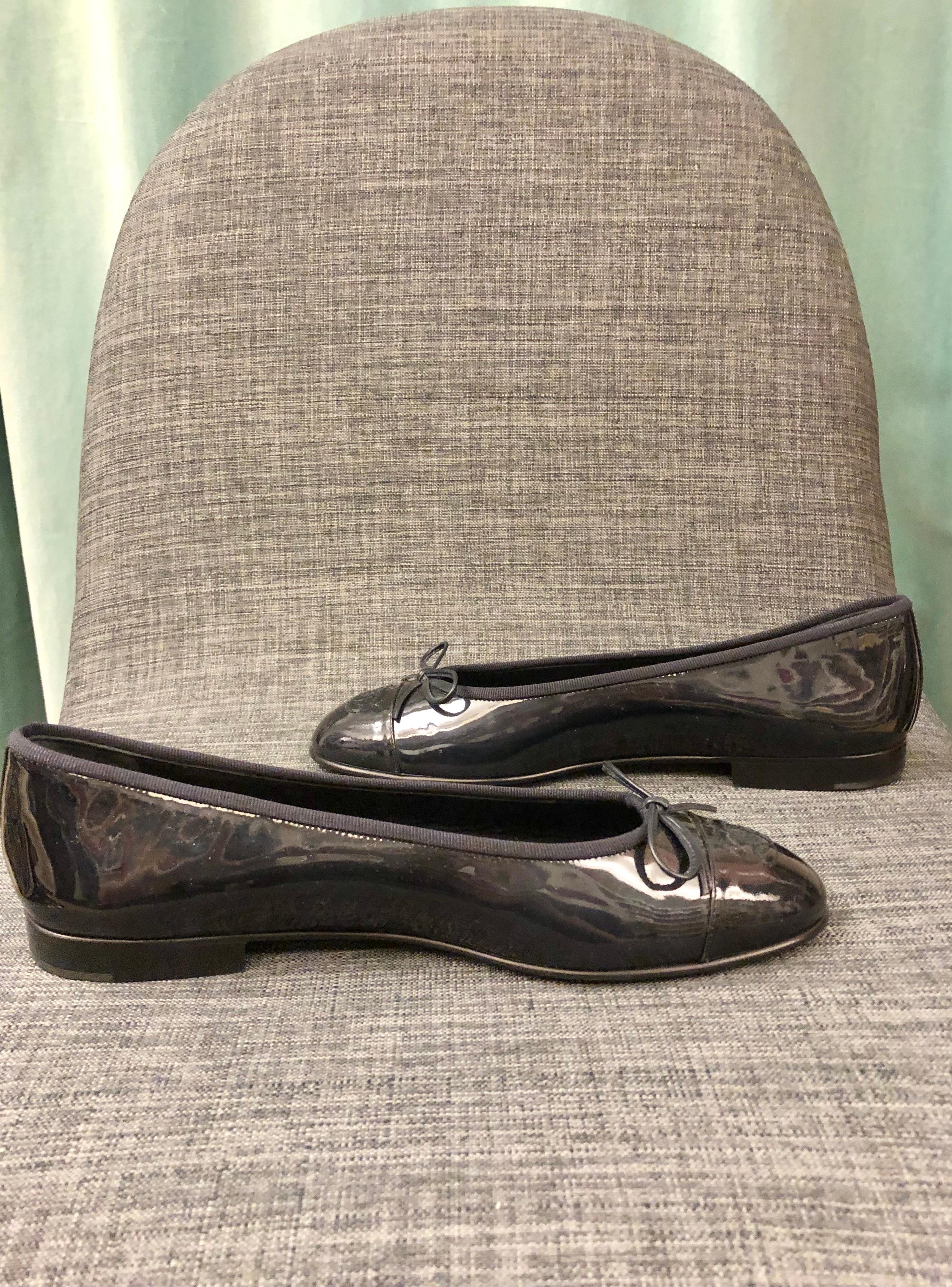  Chanel CC Ballerina Flats in Navy Patent Leather   In Excellent Condition For Sale In Sheung Wan, HK