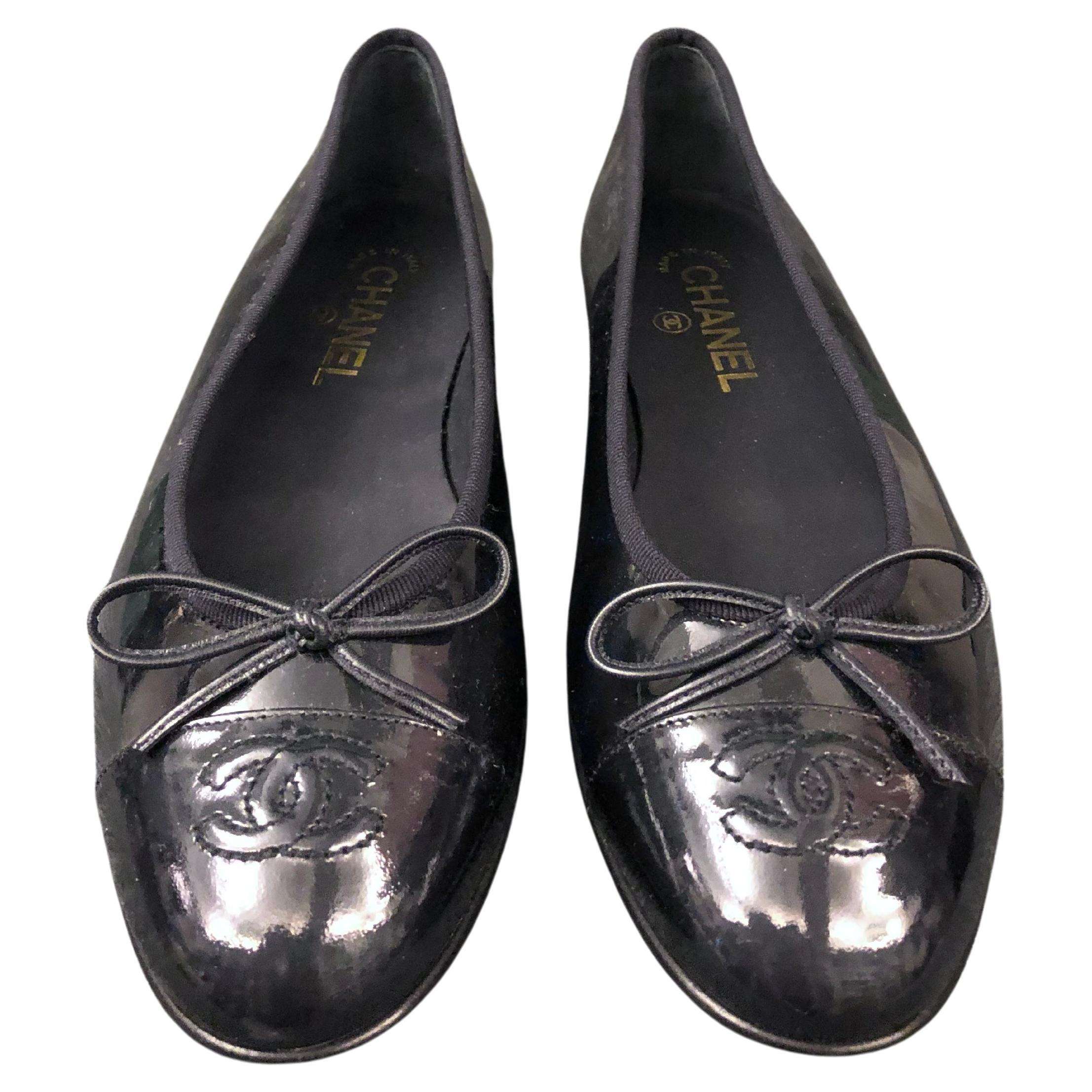 Unworn Chanel CC Ballerina Flats in Navy Patent Leather For Sale at 1stDibs