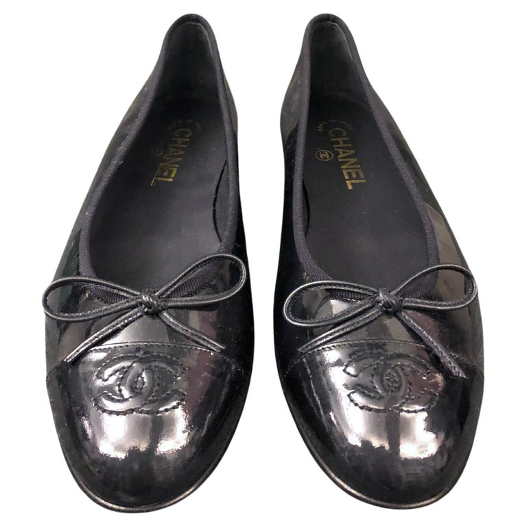 Unworn Chanel CC Ballerina Flats in Navy Patent Leather   For Sale