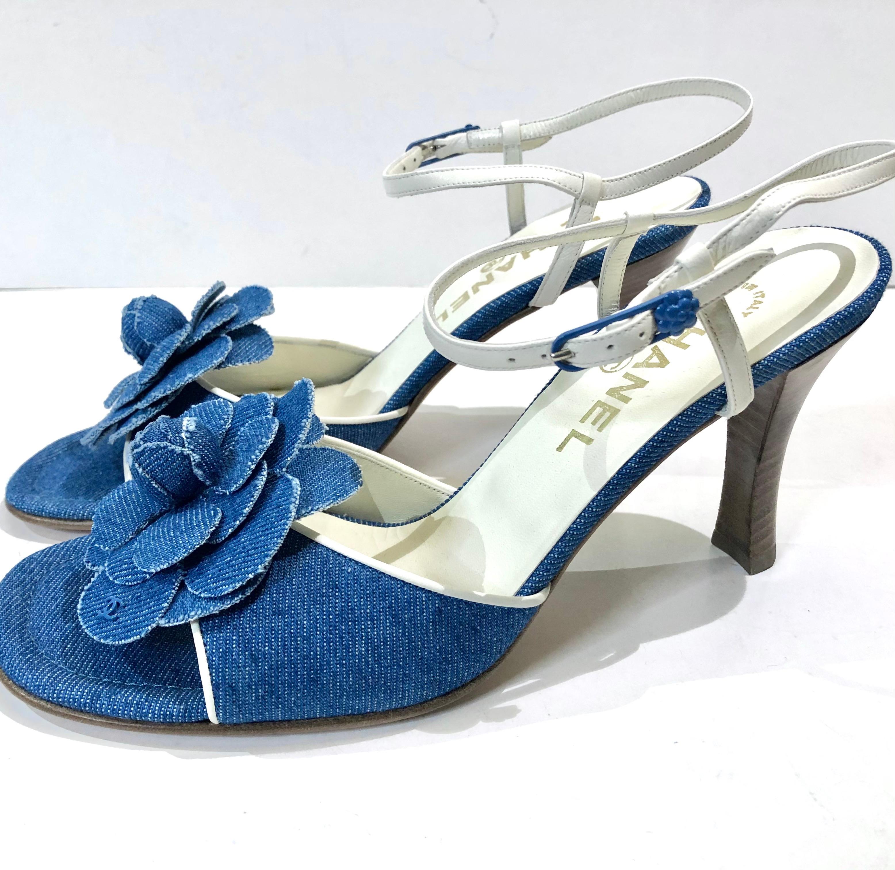- Chanel Denim Kamelie Riemchensandalen Fersen. Es wurde noch nie getragen. 

- Verschluss mit Blumenbeschlägen. 

- Größe: 38.5