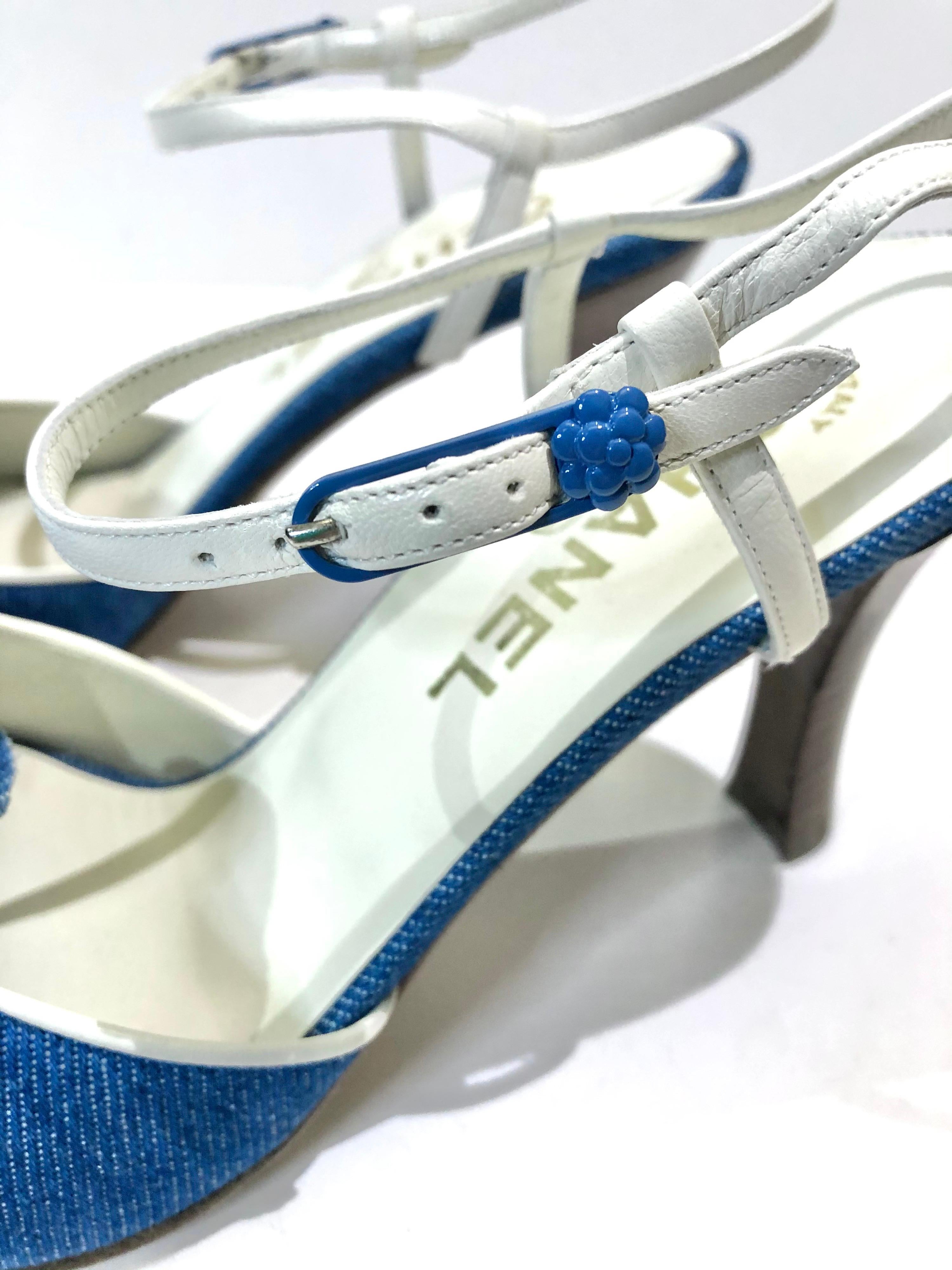 Ungetragene Chanel Denim Kamelie Riemchen Sandalen Heels (Blau)