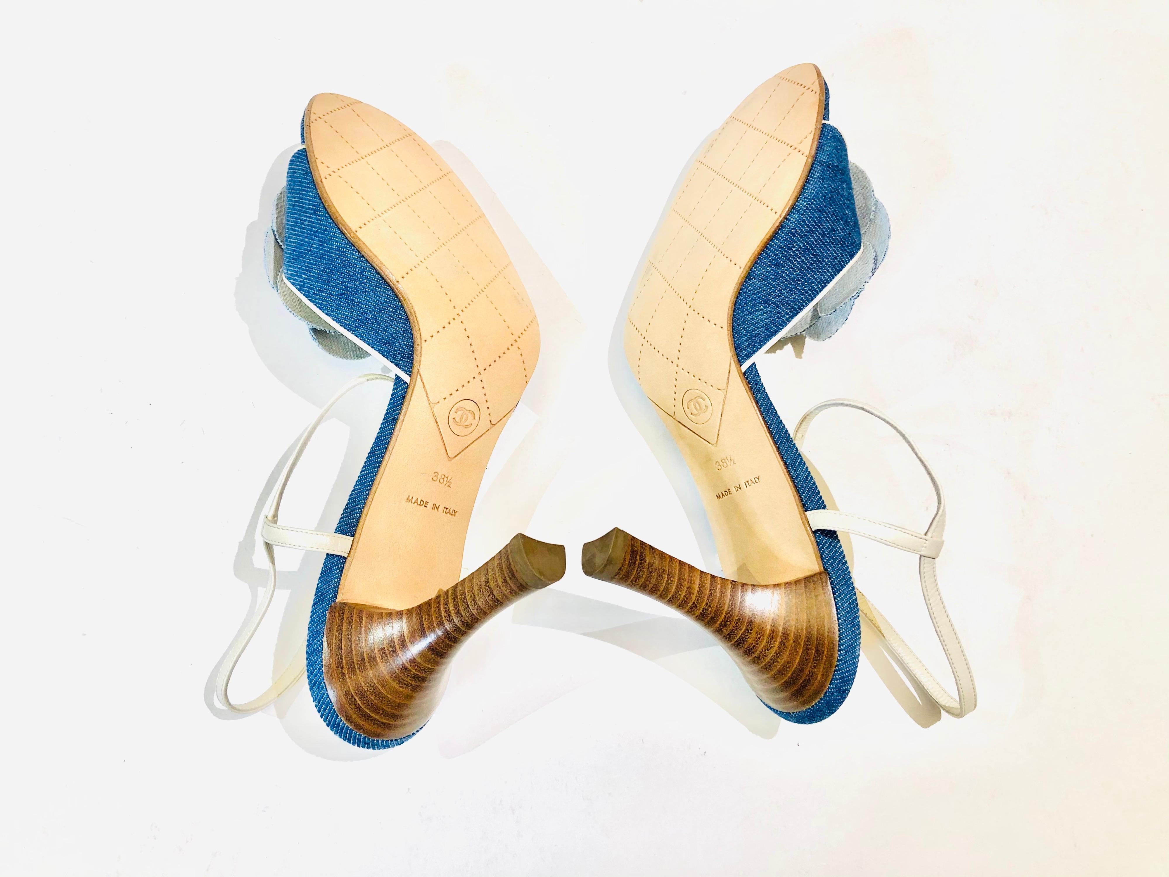 Ungetragene Chanel Denim Kamelie Riemchen Sandalen Heels im Zustand „Neu“ in Sheung Wan, HK
