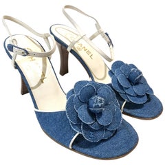 Ungetragene Chanel Denim Kamelie Riemchen Sandalen Heels