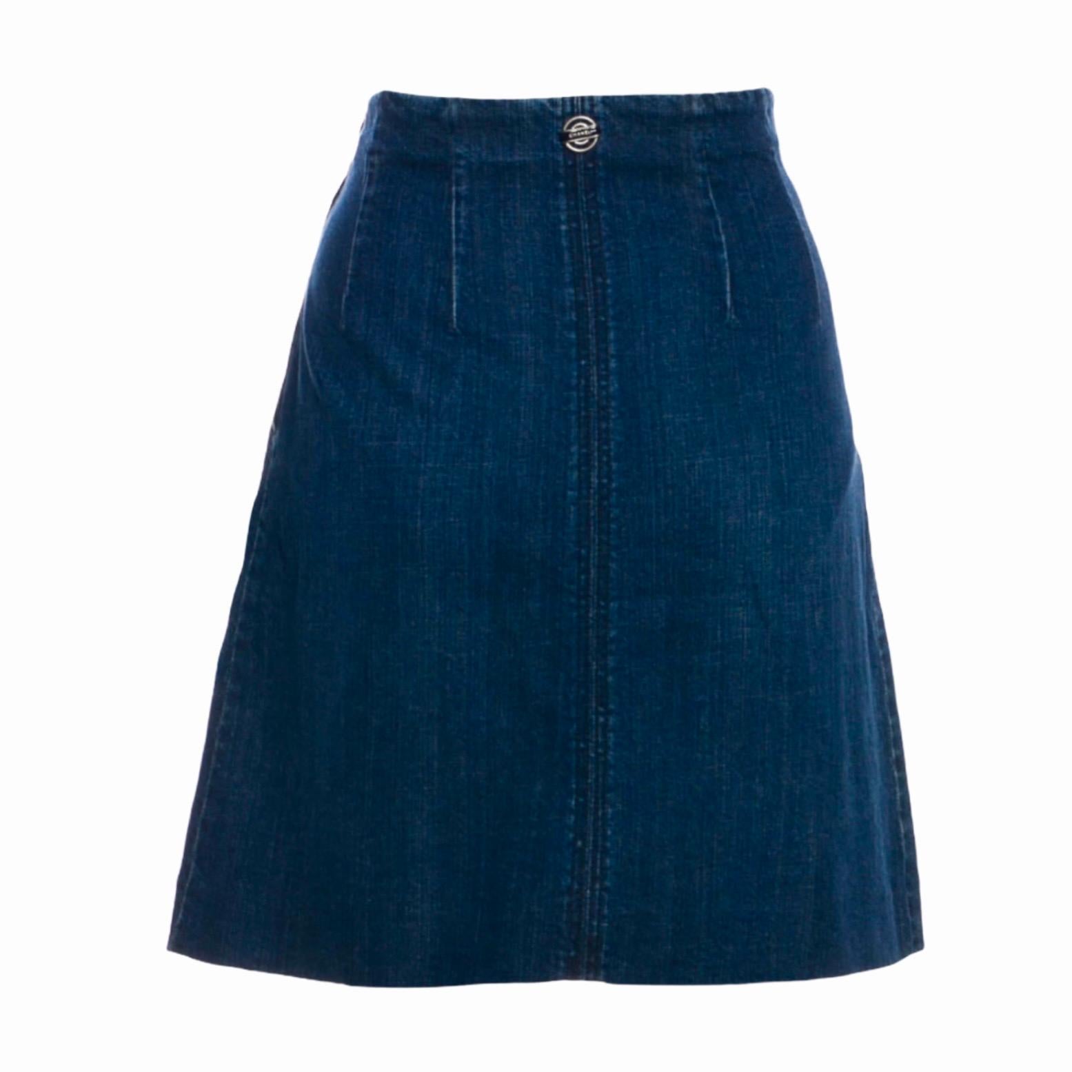 Beautiful denim skirt by CHANEL
A true CHANEL signature item that will last you for many years
Soft denim fabric in used look
Pleated details in front
Skirt opens with a zip
CHANEL CC logo embellishement on back
Dry Clean Only
Retail price 3759$