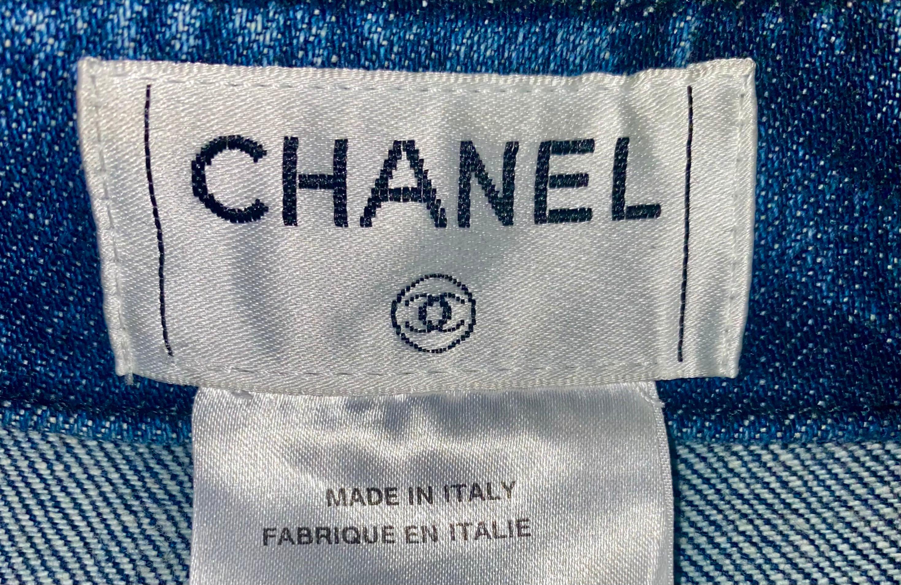 UNWORN Chanel Denim Jeans Pleated Skirt 40 In Excellent Condition For Sale In Switzerland, CH