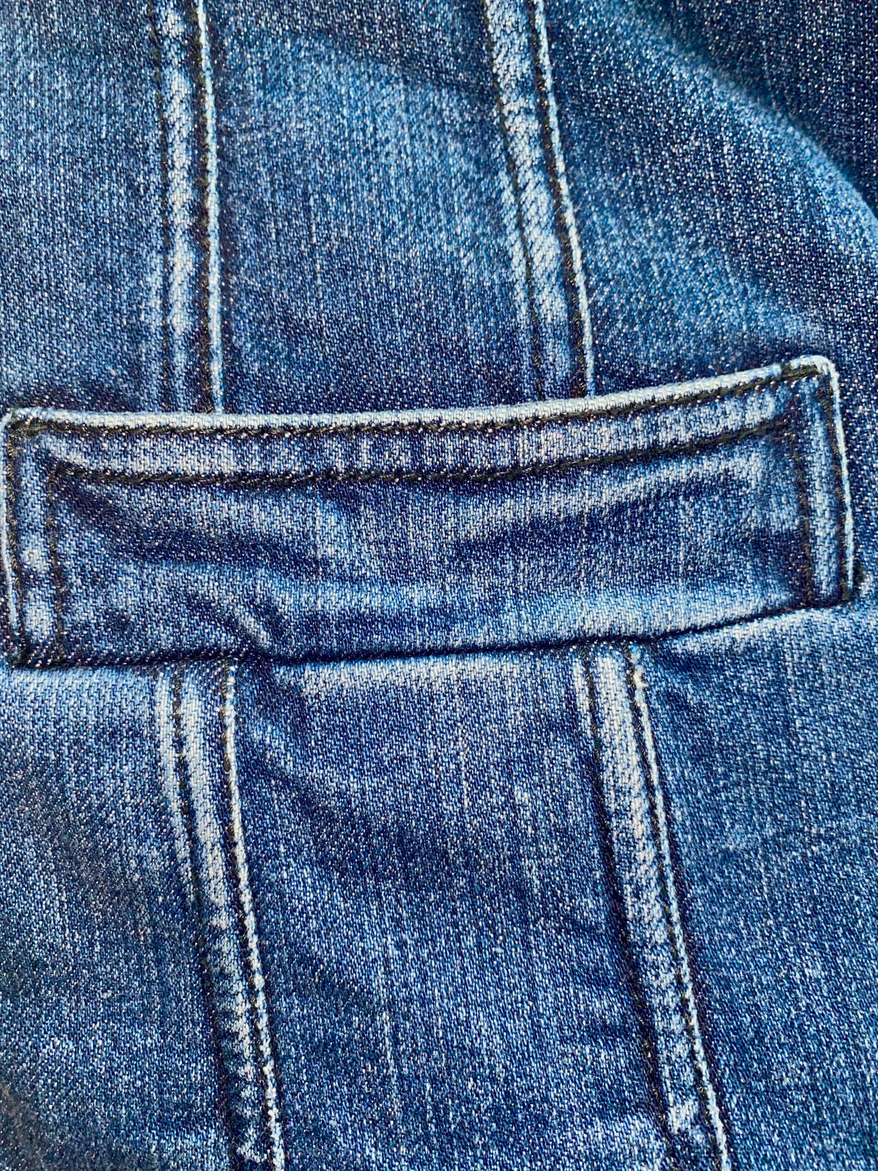 UNWORN Chanel Plissee-Rock aus Denim Jeans im Angebot 1
