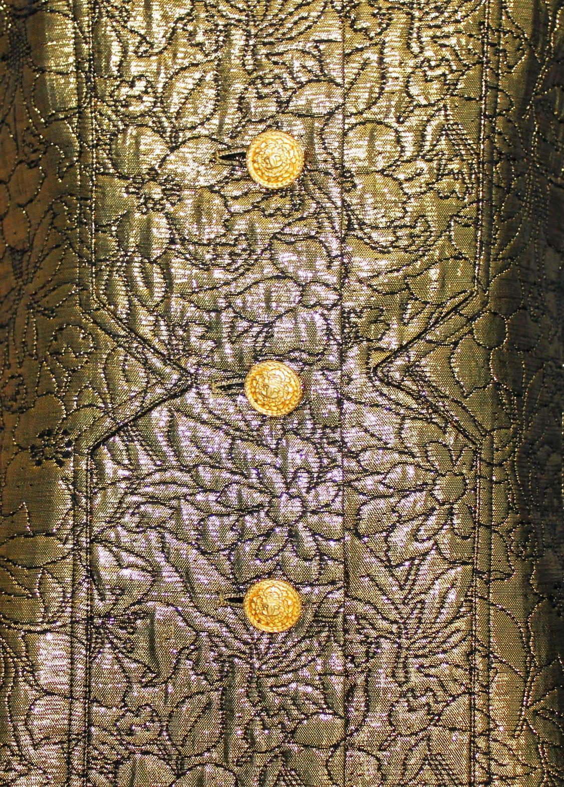 Donna Chanel FW 1996 Iconic Gold Metallic 3D Structured Jacket Blazer, non indossato.  40 in vendita