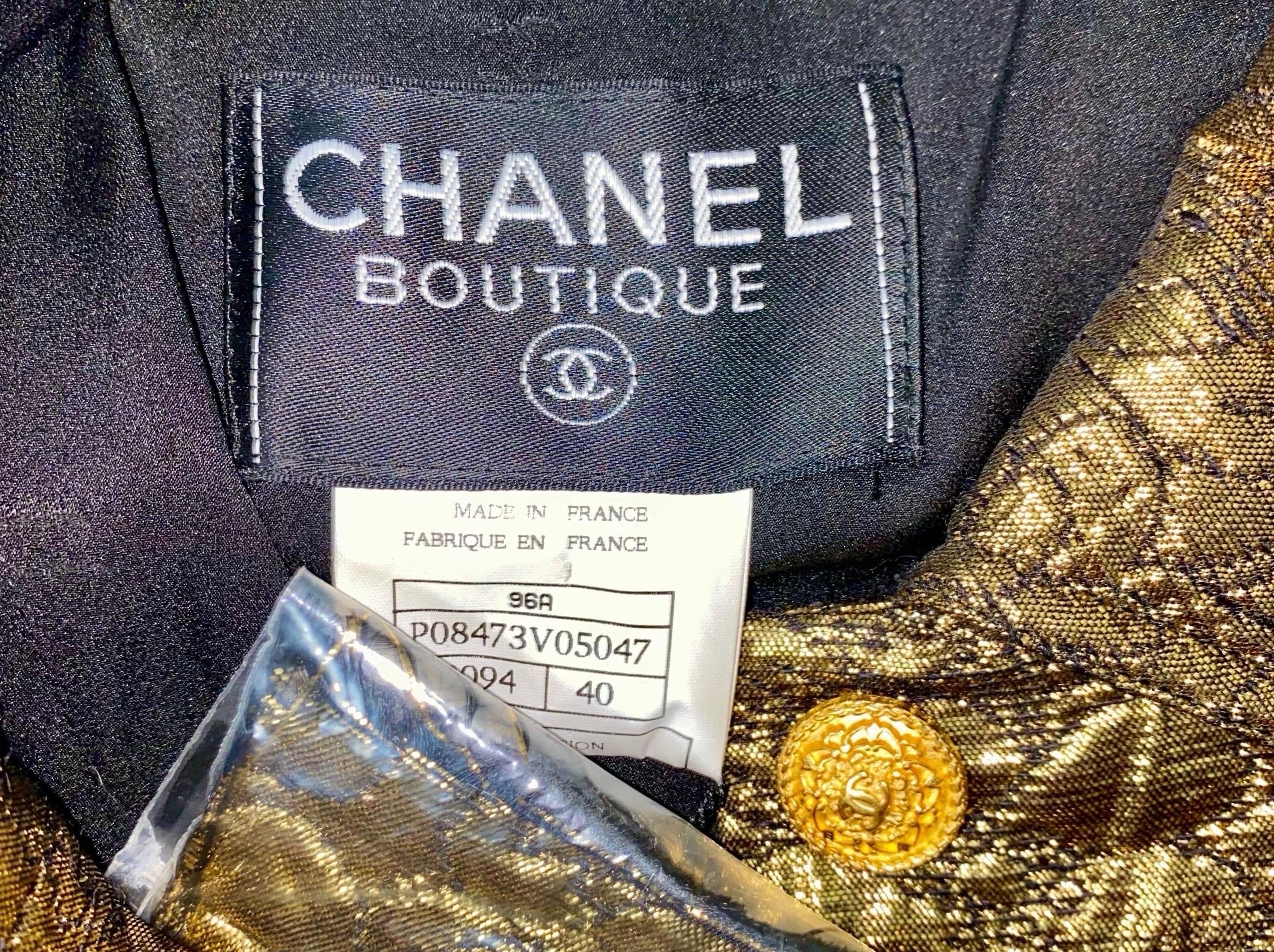 Chanel FW 1996 Iconic Gold Metallic 3D Structured Jacket Blazer, non indossato.  40 in vendita 1