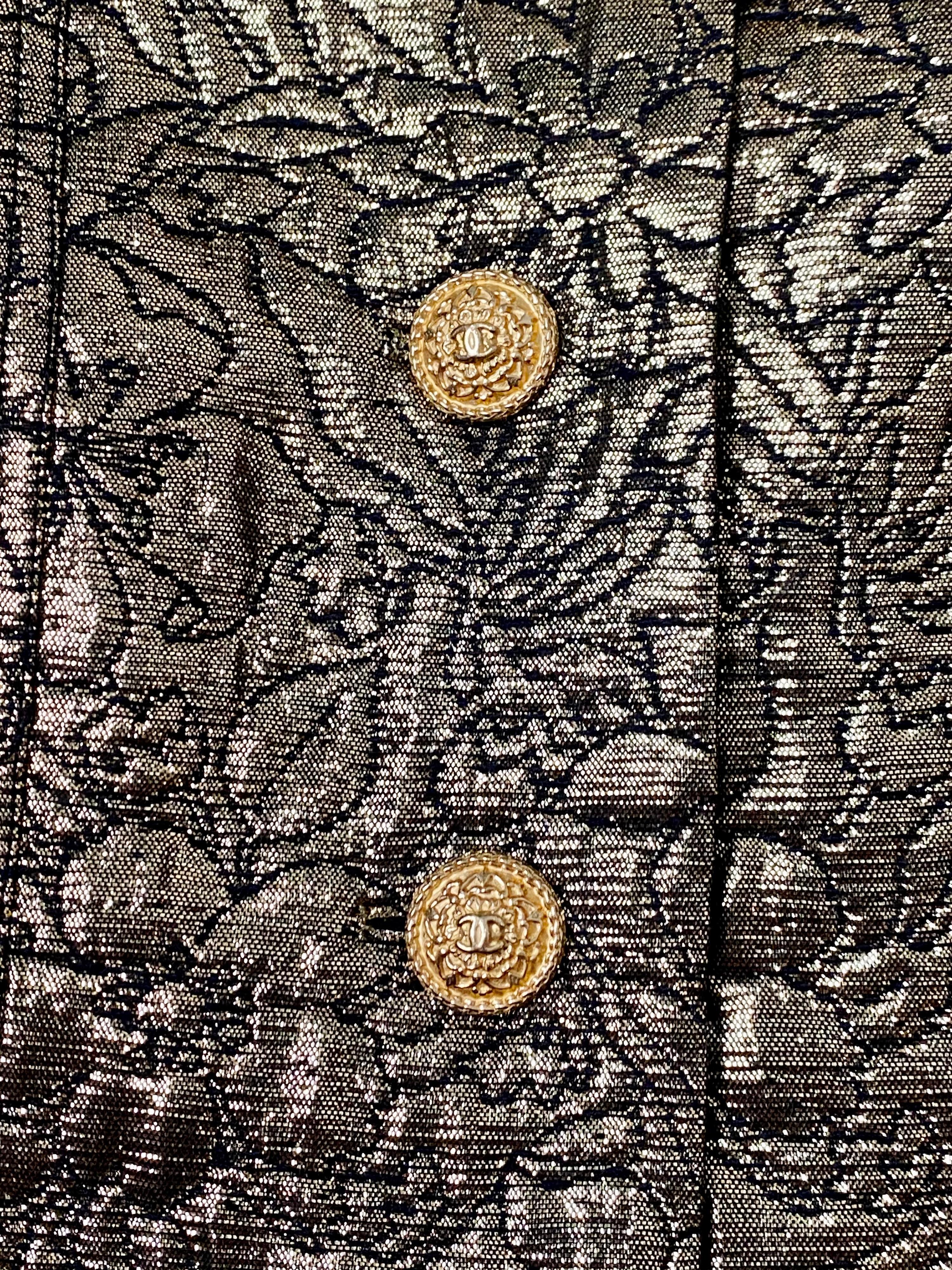Chanel FW 1996 Iconic Gold Metallic 3D Structured Jacket Blazer, non indossato.  40 in vendita 2