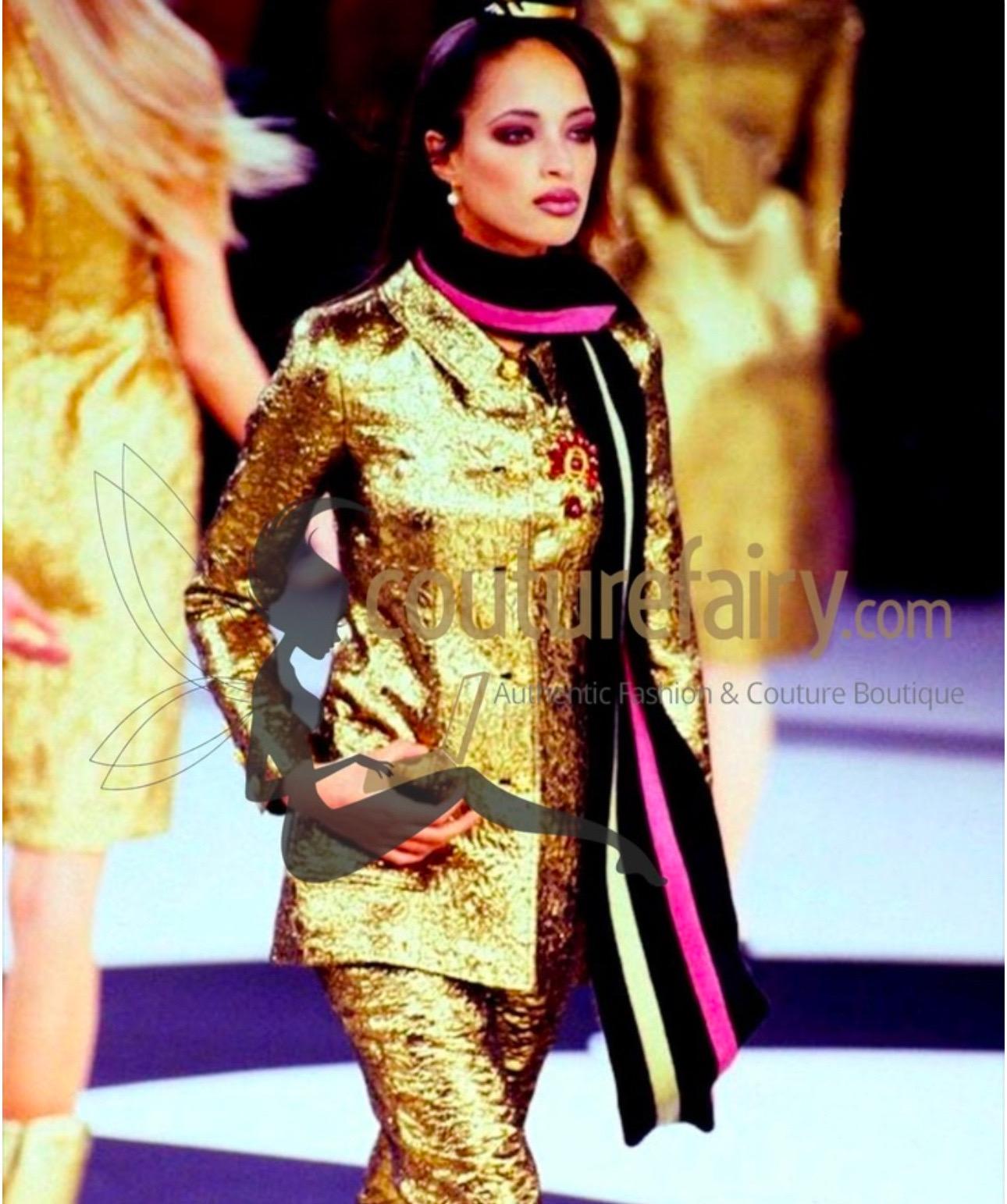 UNWORN Chanel FW 1996 Iconic Golden Metallic 3D Structured Jacket Blazer  40 For Sale 4
