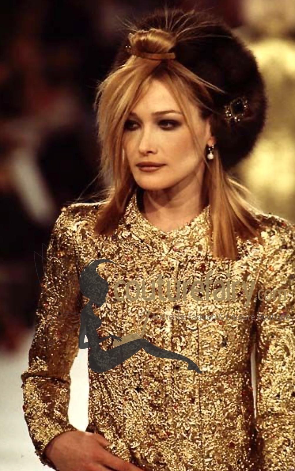 UNWORN Chanel FW 1996 Iconic Golden Metallic 3D Structured Jacket Blazer  40 For Sale 1