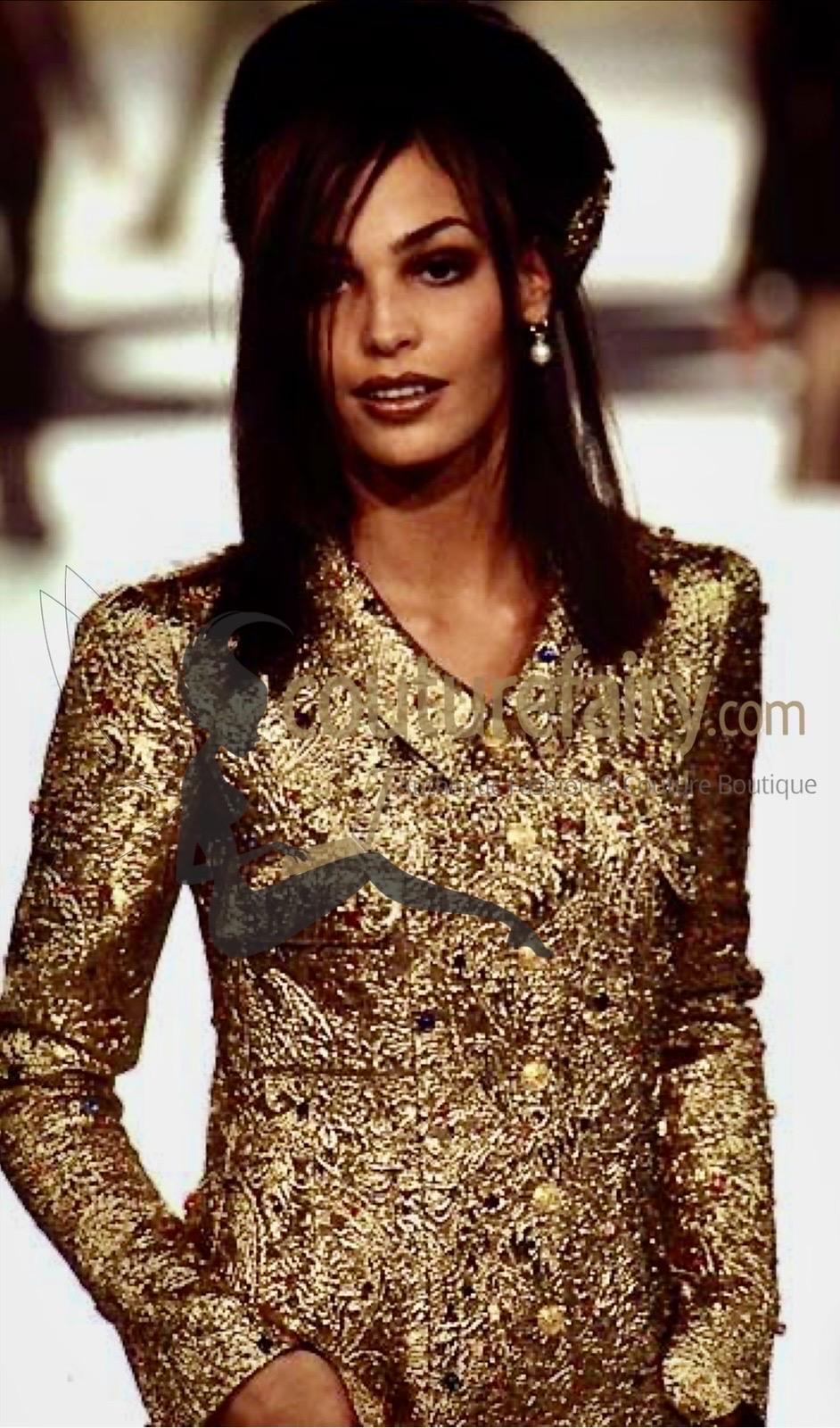 UNWORN Chanel FW 1996 Iconic Golden Metallic 3D Structured Jacket Blazer  40 For Sale 2