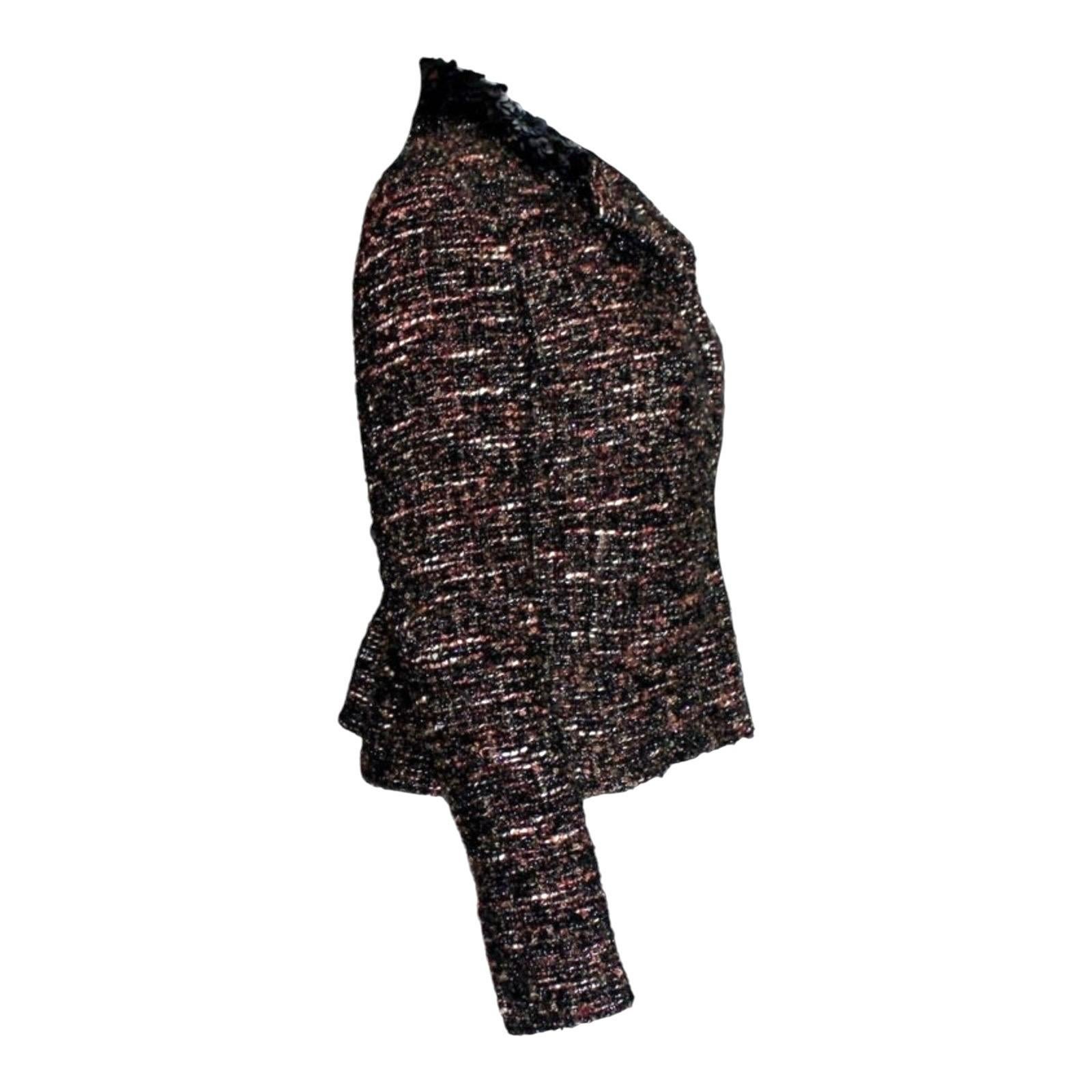 Seltene & atemberaubende CHANEL Fantasie Tweed Jacke
Entworfen von Karl Lagerfeld
Ein echtes CHANEL-Signaturstück, das Sie viele Jahre lang begleiten wird
Vorne mit verdeckten Haken zu schließen
Erstaunlicher metallischer Tweed-Stoff
Schöne Knöpfe