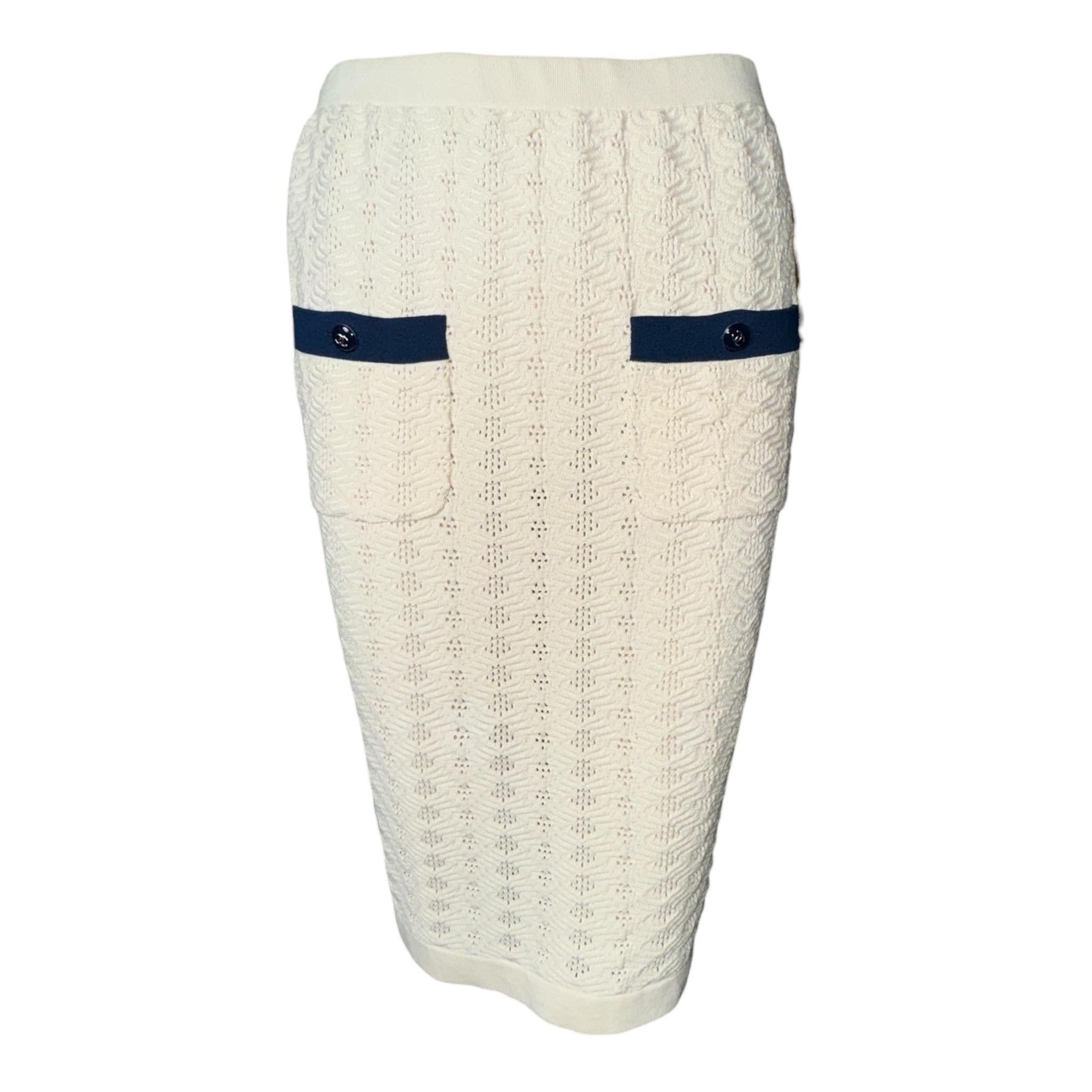 UNWORN Chanel Monochrome CC Logo Button Skirt Top Set Ensemble as Dress 38 Excellent état - En vente à Switzerland, CH