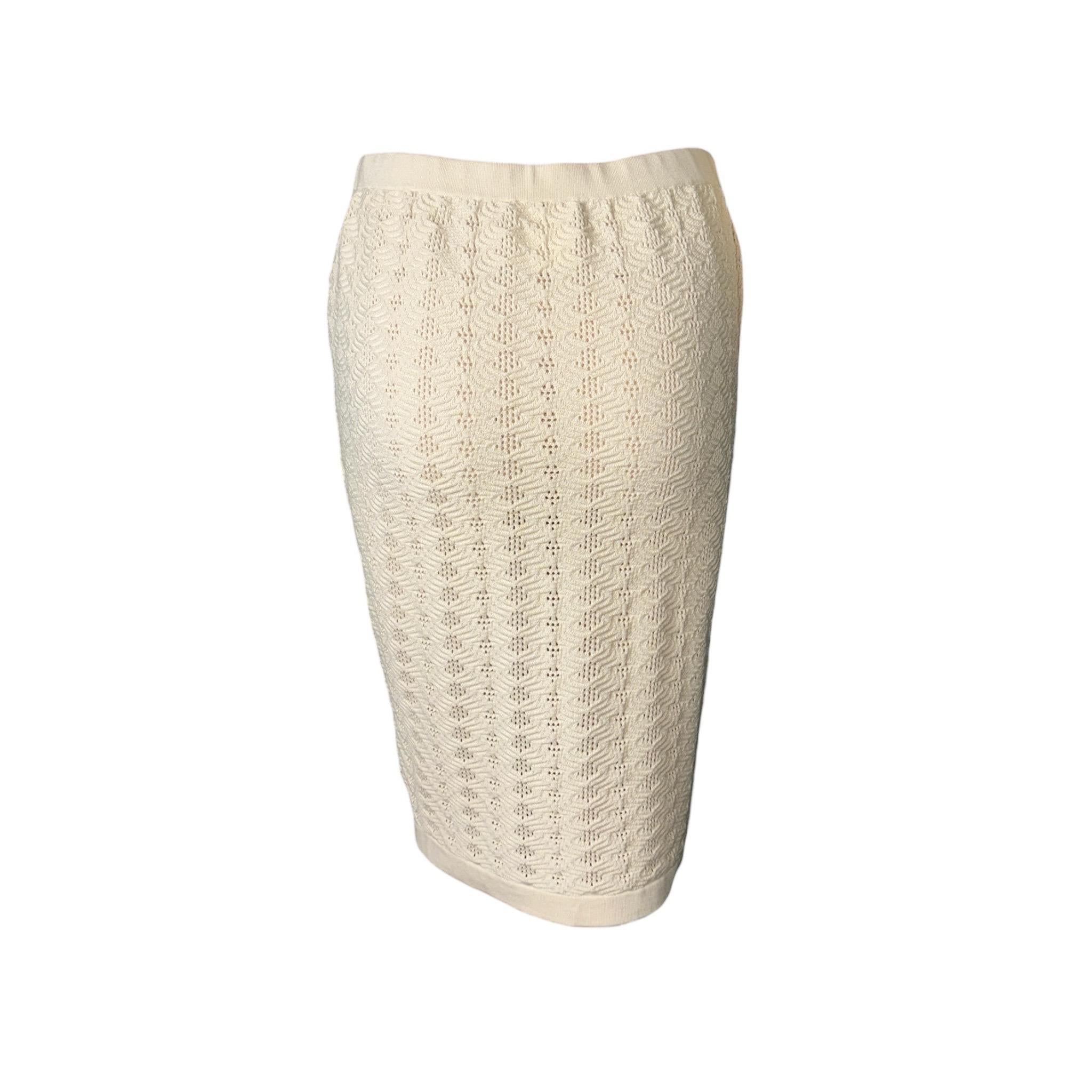 UNWORN Chanel Monochrome CC Logo Button Skirt Top Set Ensemble as Dress 38 Pour femmes en vente