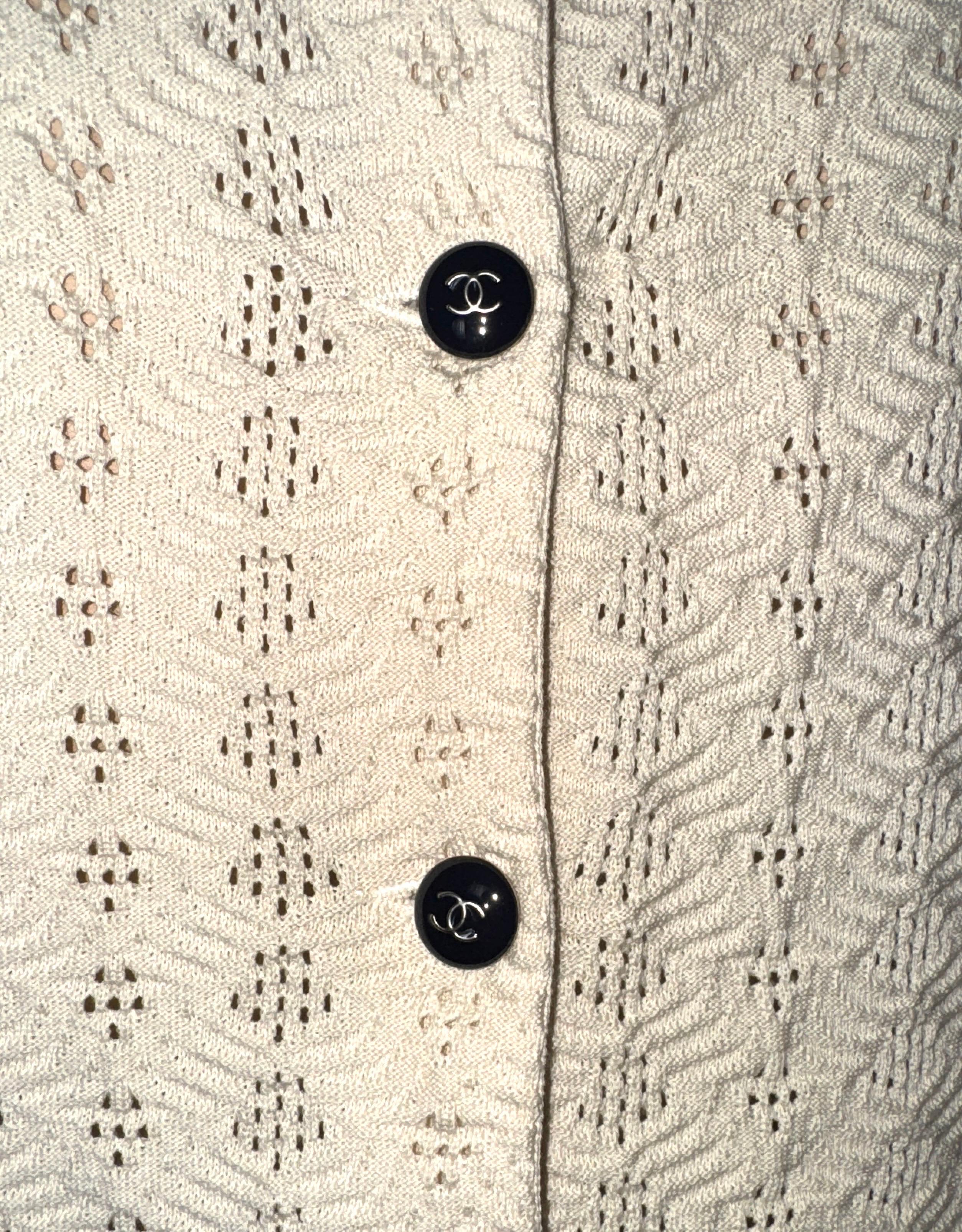 UNWORN Chanel Monochrome CC Logo Button Skirt Top Set Ensemble as Dress 38 en vente 1