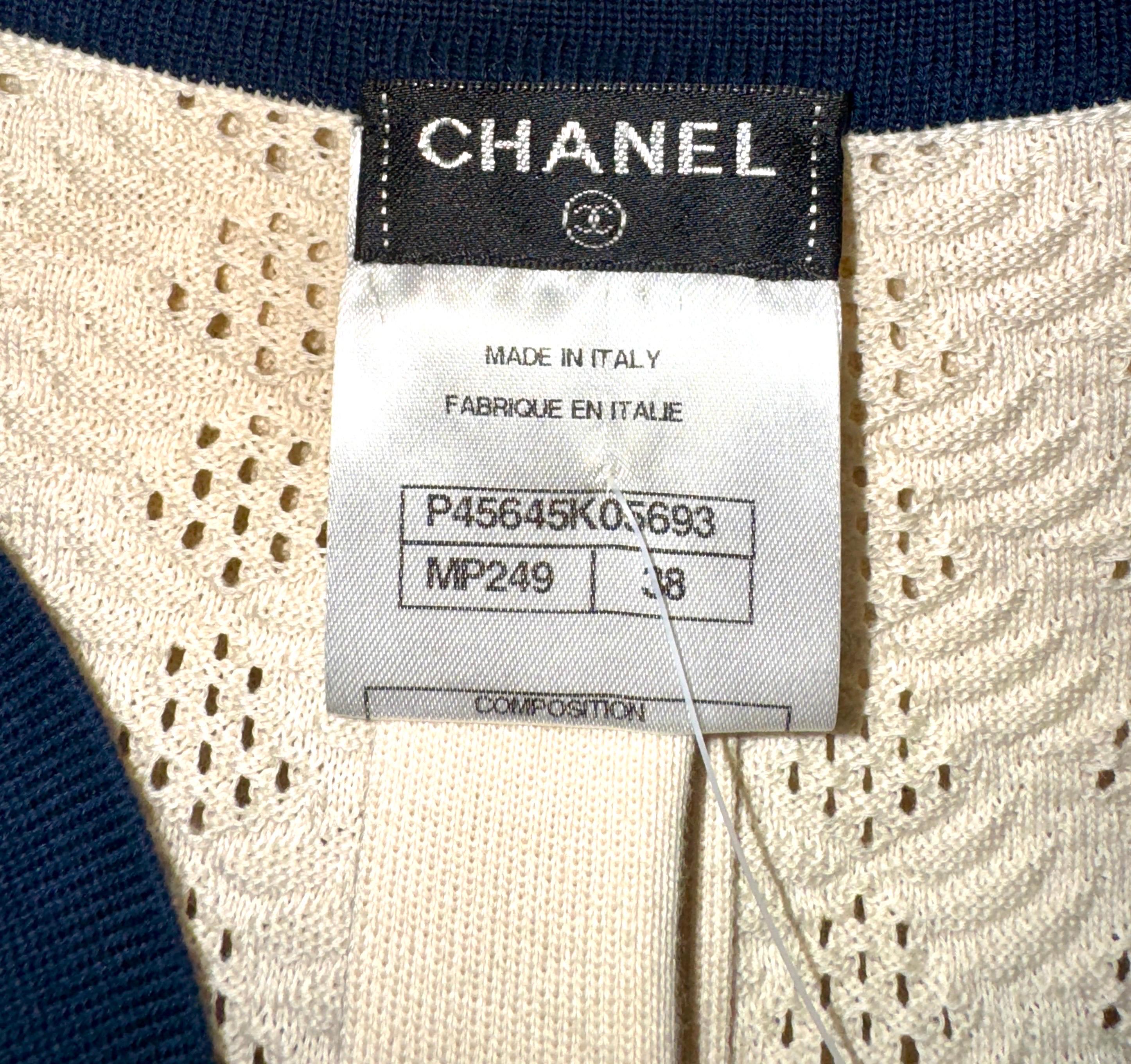 UNWORN Chanel Monochrome CC Logo Button Skirt Top Set Ensemble as Dress 38 en vente 3